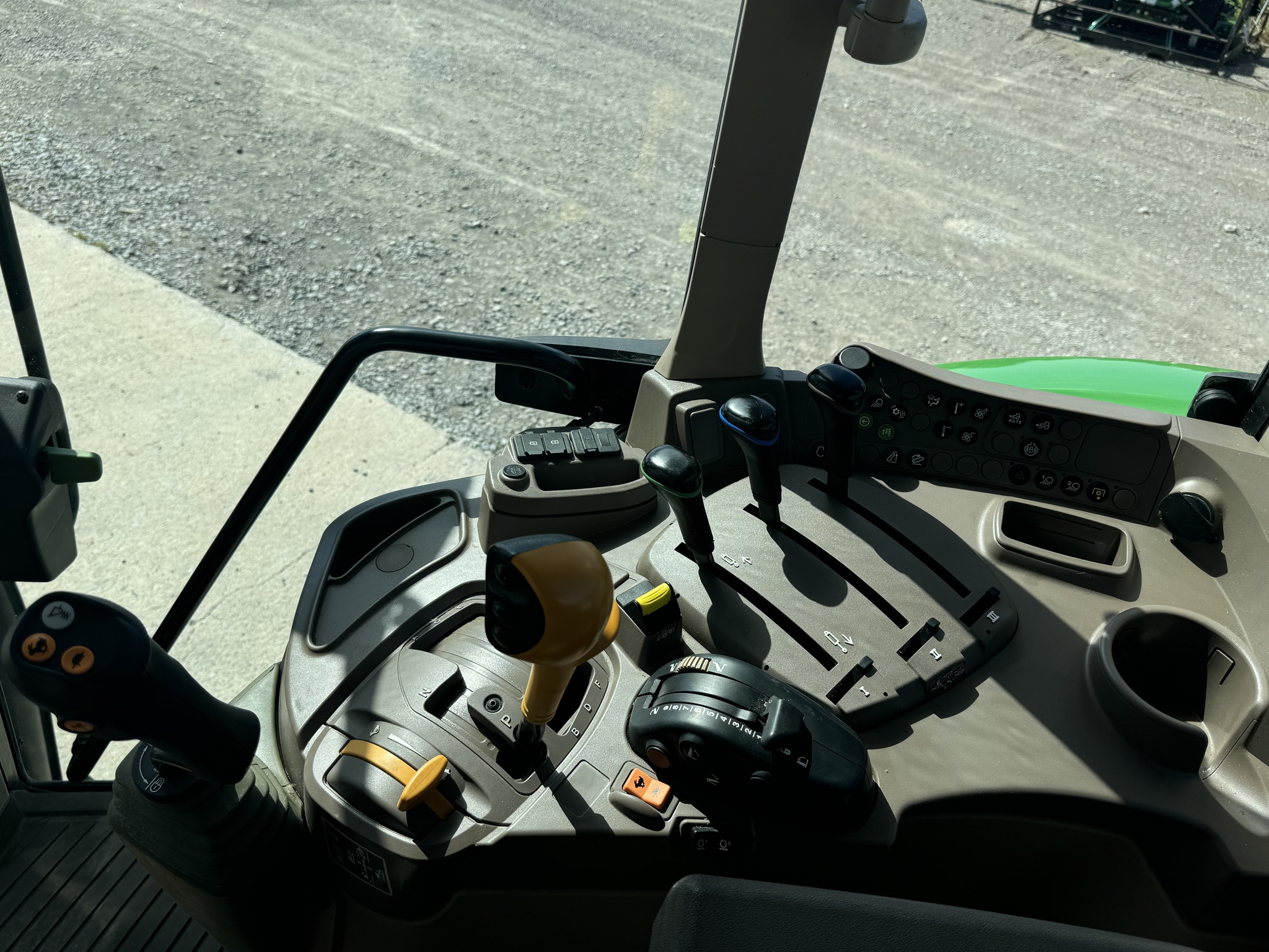 2020 John Deere 6120M Image 27