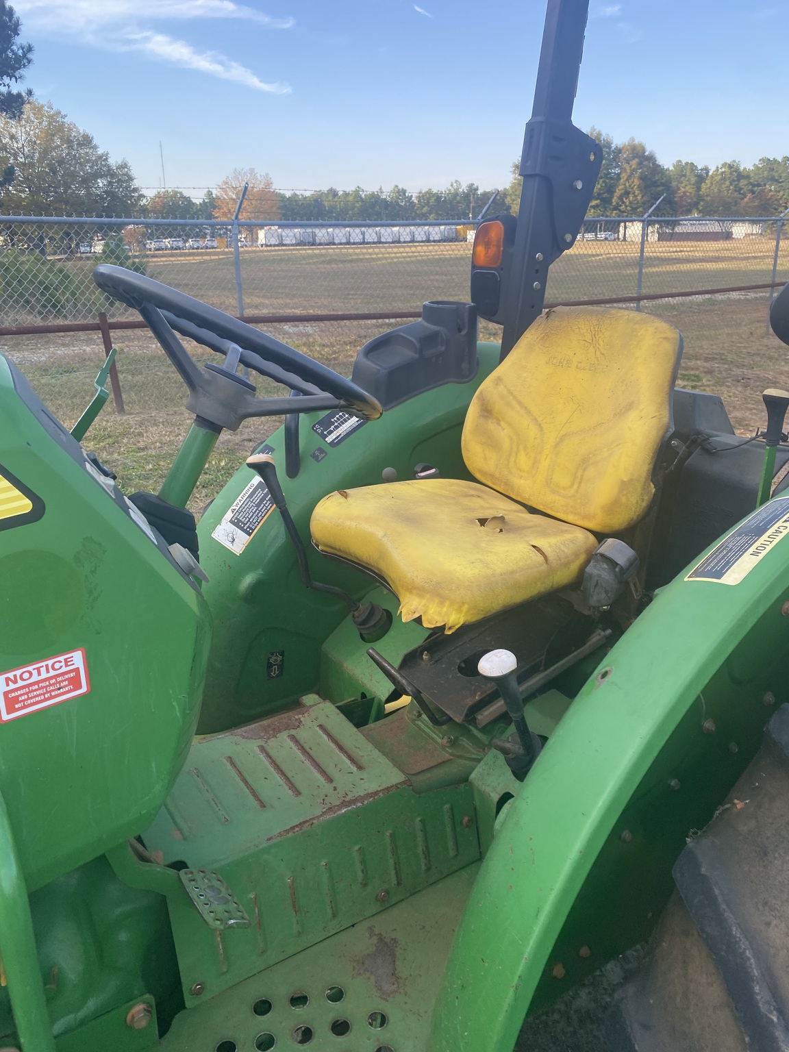 2016 John Deere 5045E Image 3