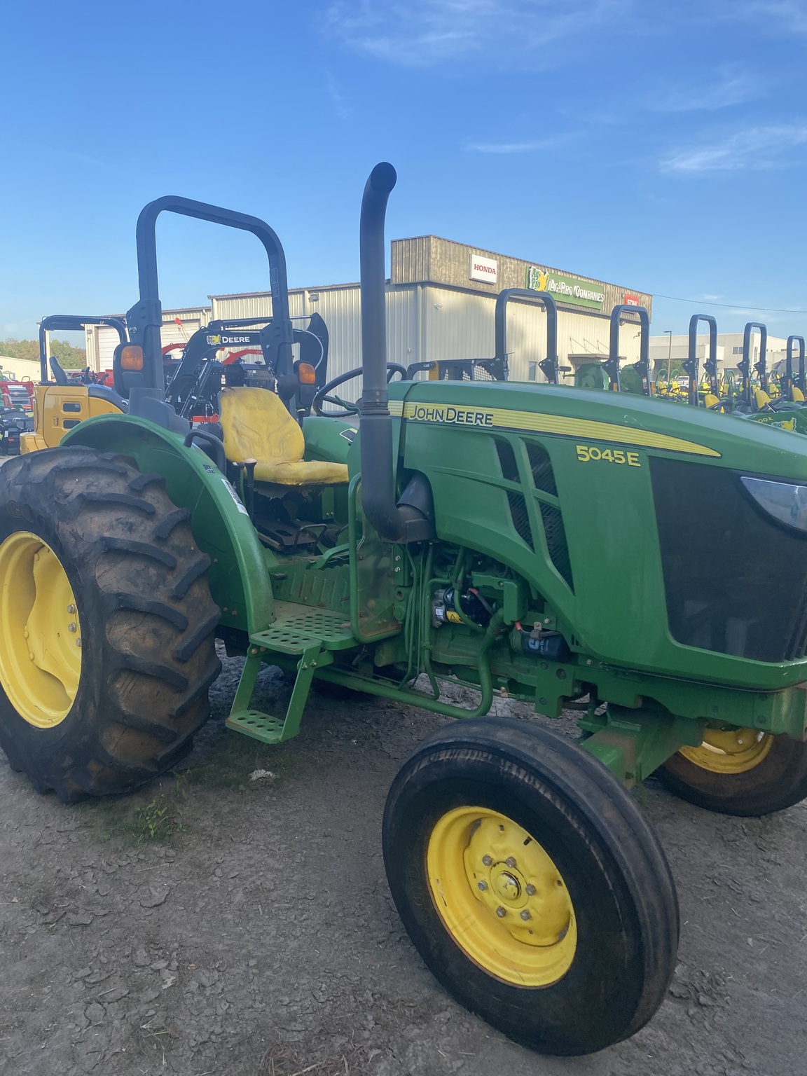 2016 John Deere 5045E Image 1