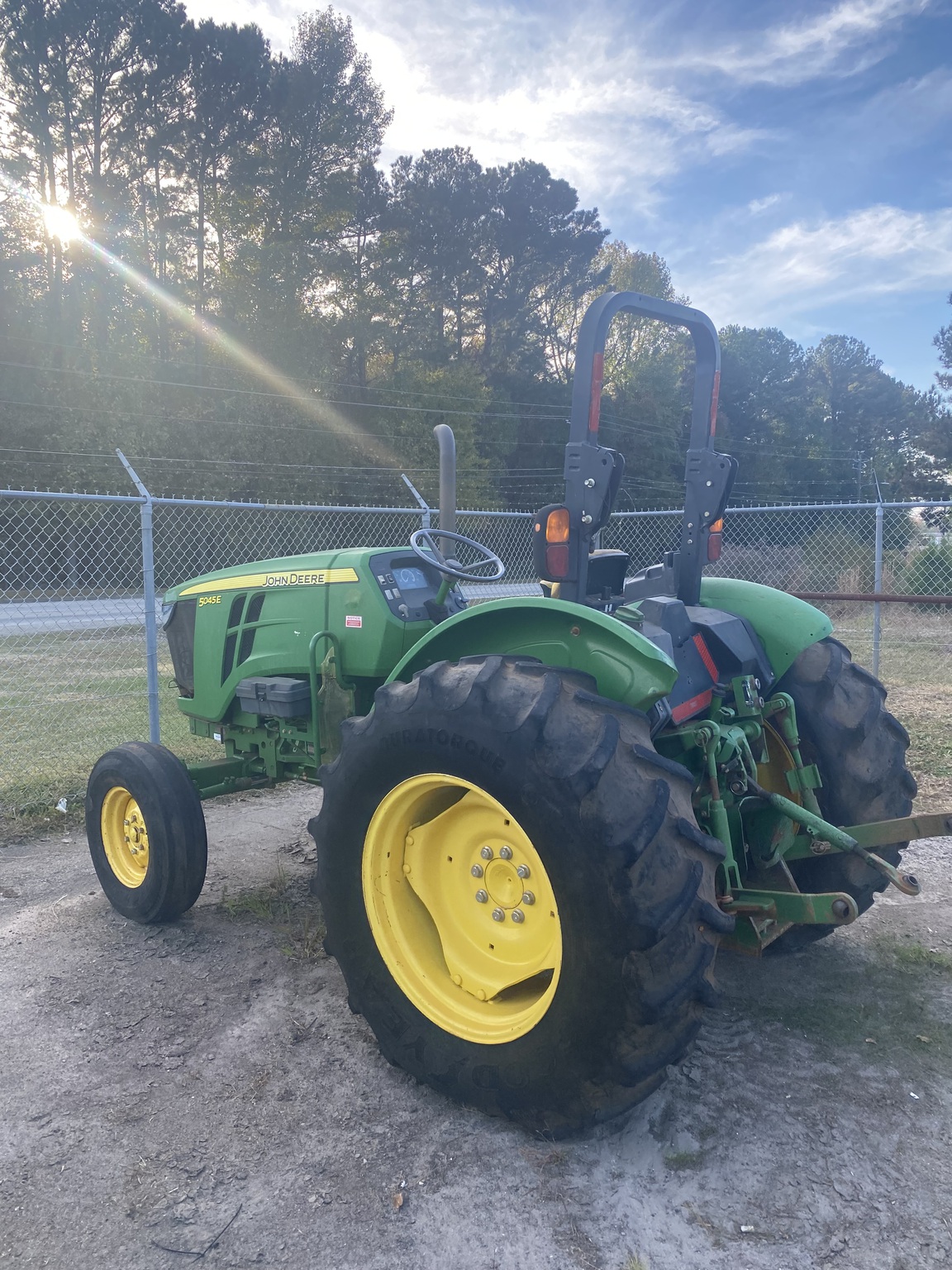 2016 John Deere 5045E Image 2