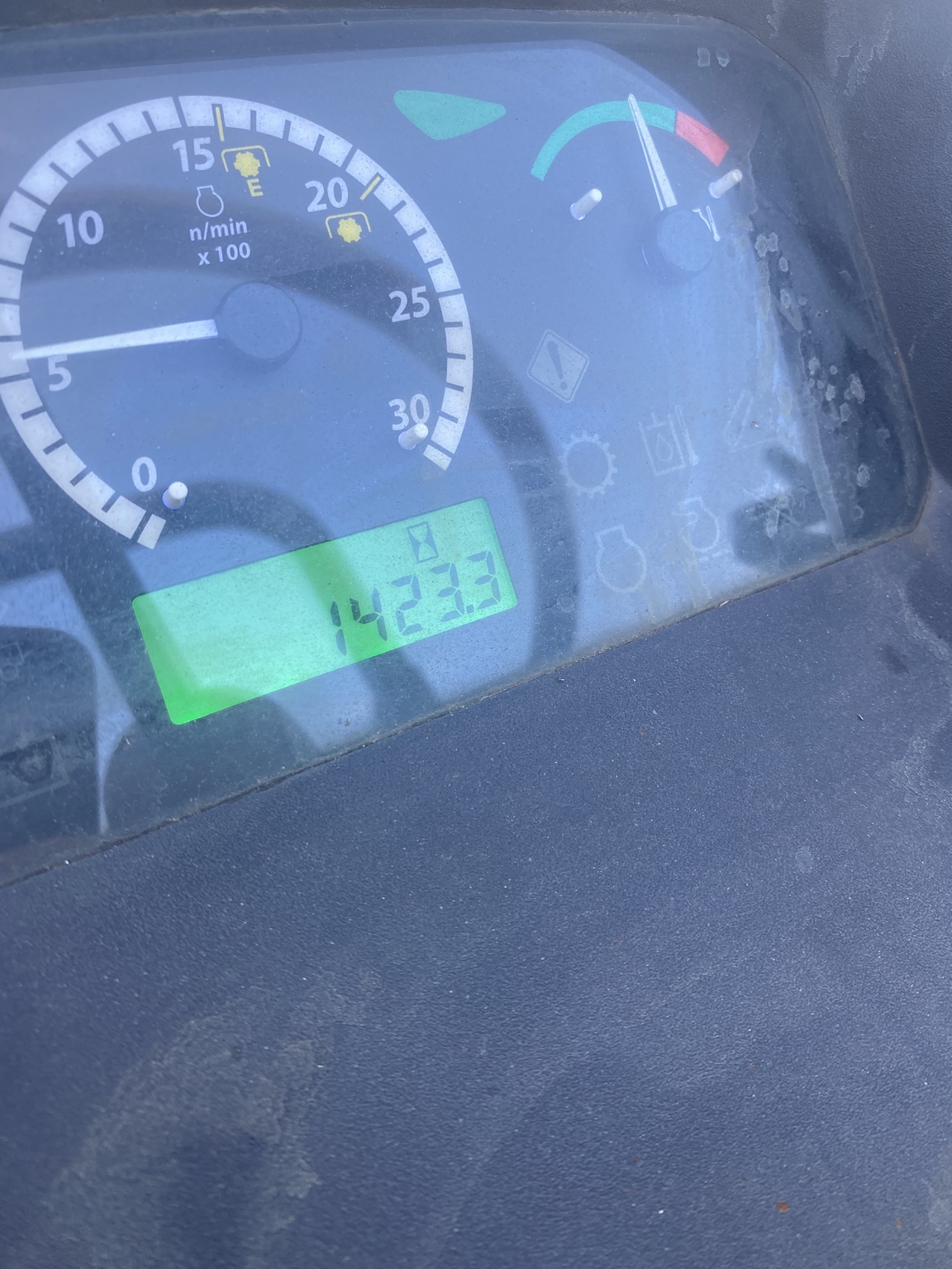 2016 John Deere 5045E Image 5