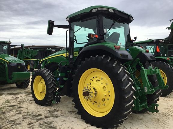 2022 John Deere 8R 230 Photo 6