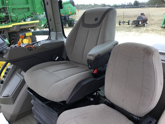 2022 John Deere 8R 230 Photo 7