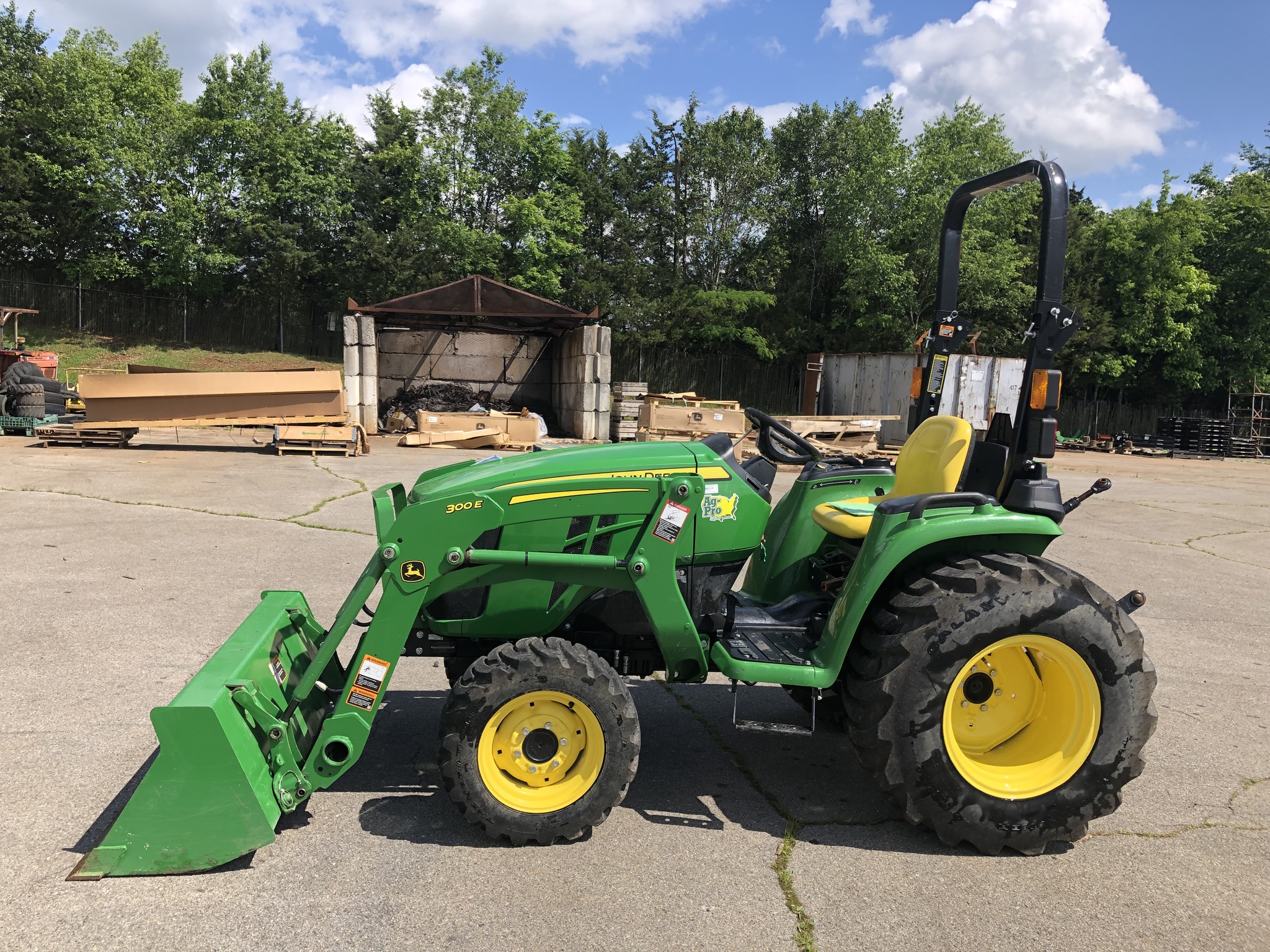 2021 John Deere 3038E Image 8