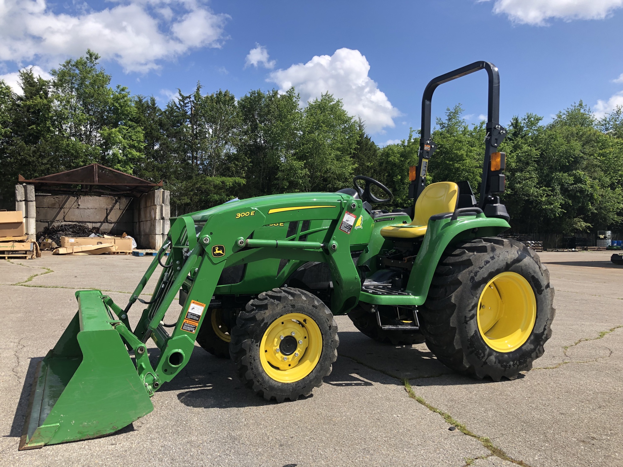 2021 John Deere 3038E Image 2