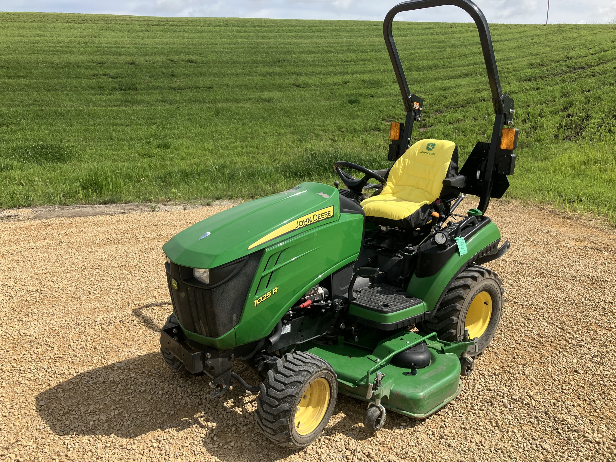 2018 John Deere 1025R Image 1