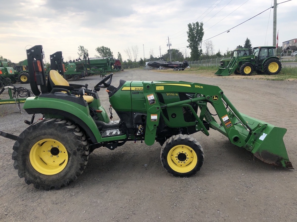 2017 John Deere 2032R Image 2
