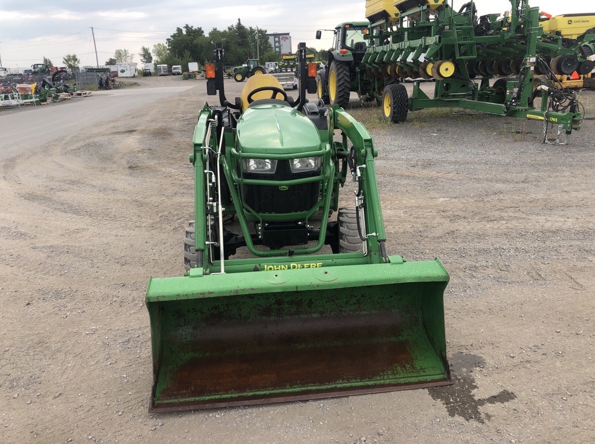 2017 John Deere 2032R Image 3