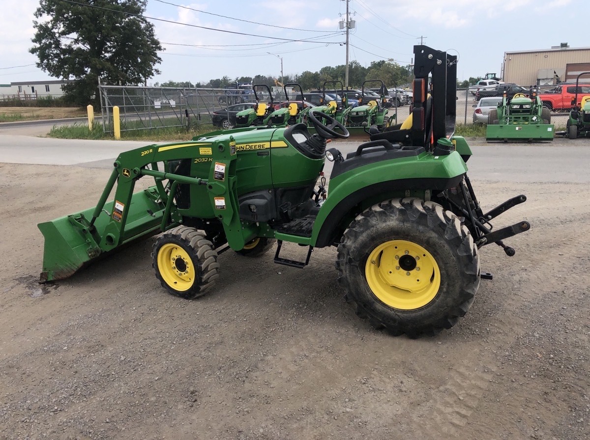 2017 John Deere 2032R Image 1