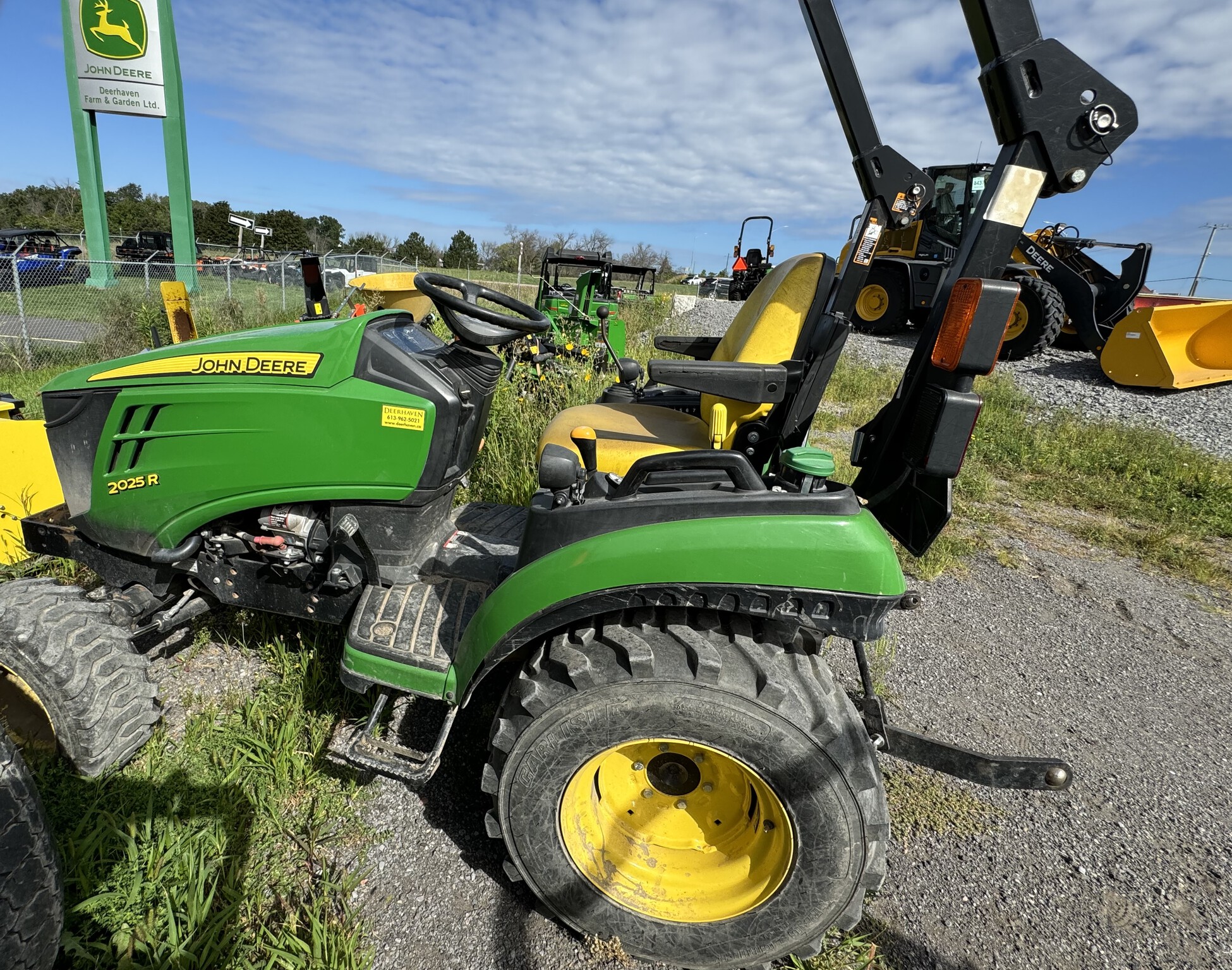 2018 John Deere 2025R Image 3