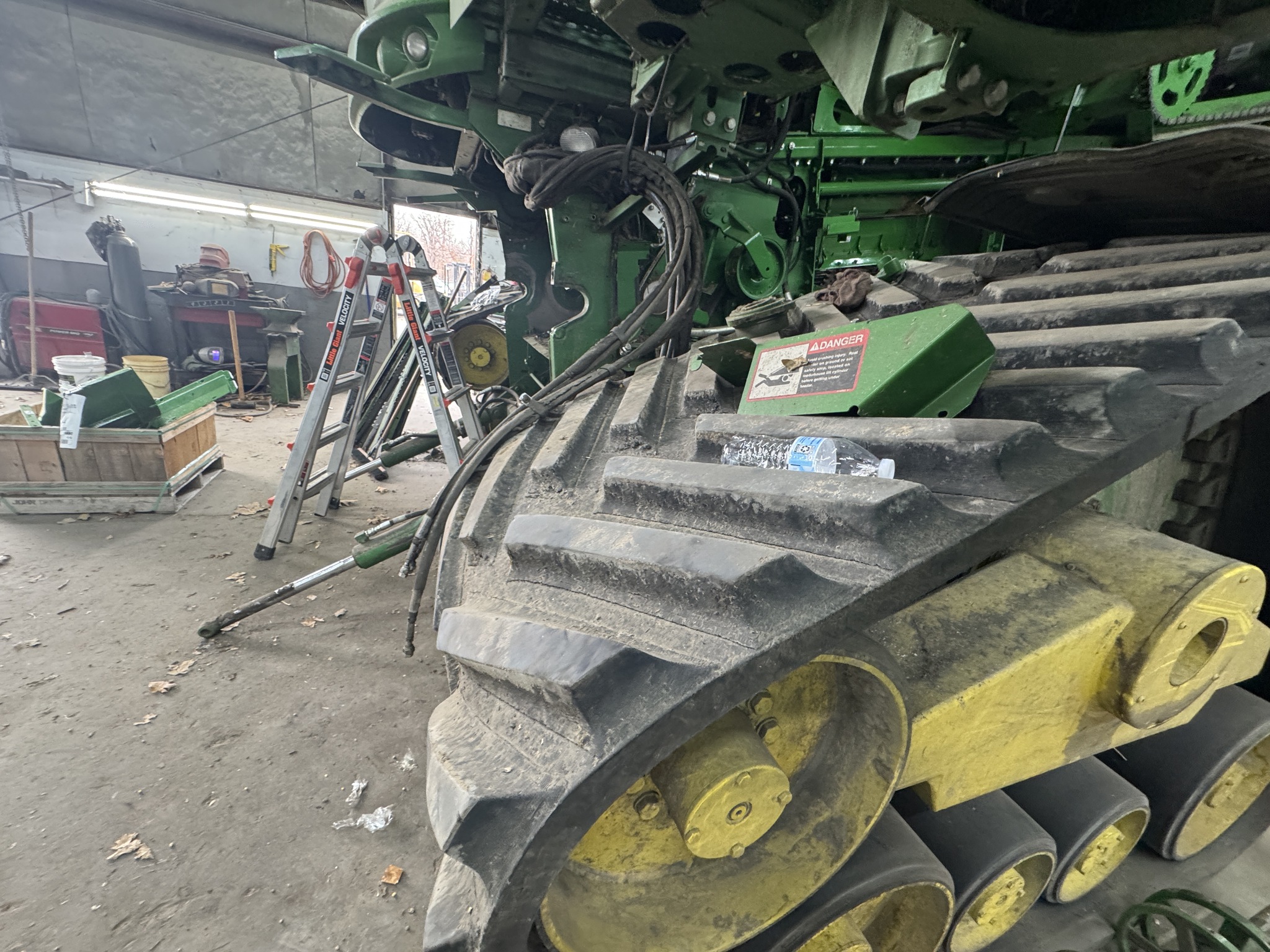 2017 John Deere S680 Image 2