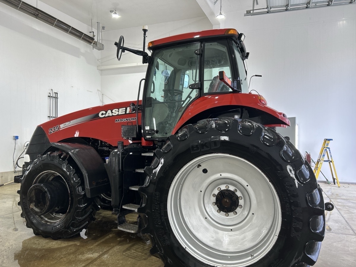2013 Case IH Magnum 235 Image 1
