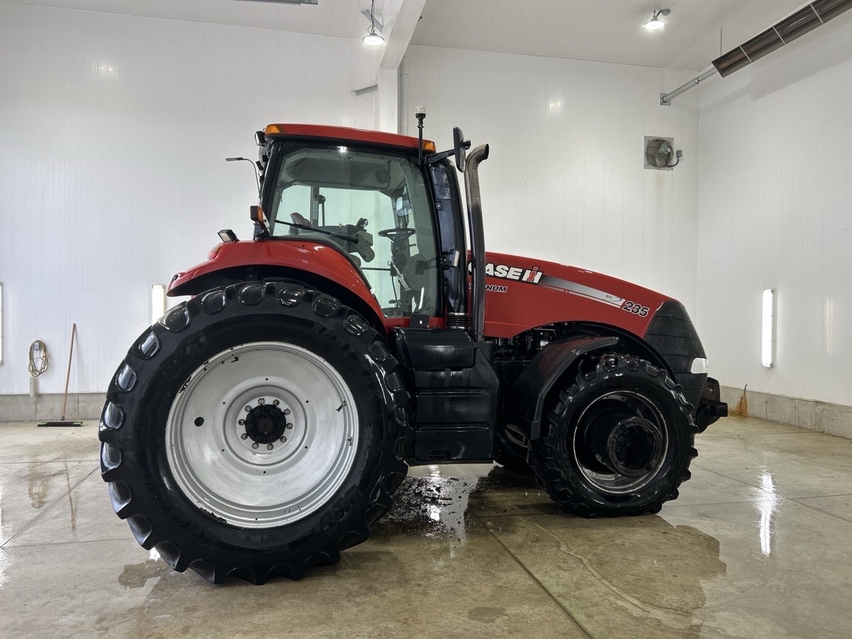 2013 Case IH Magnum 235 Image 2
