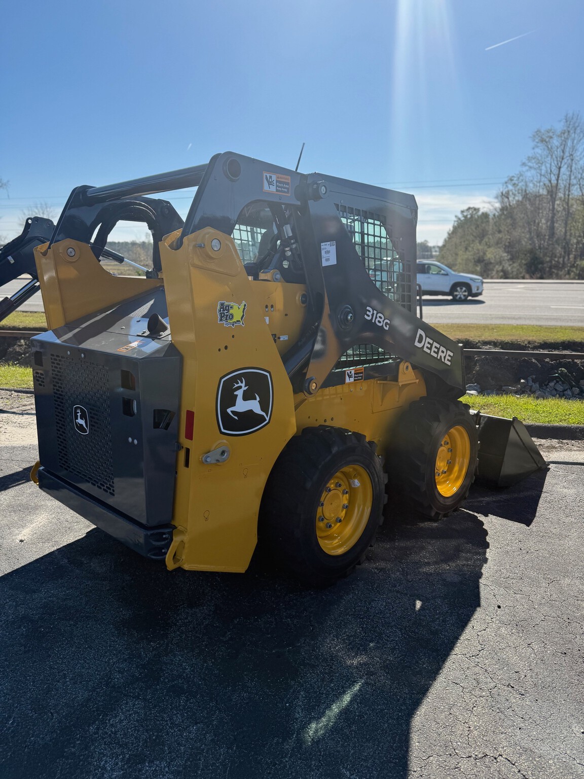 John Deere 318G Image 1