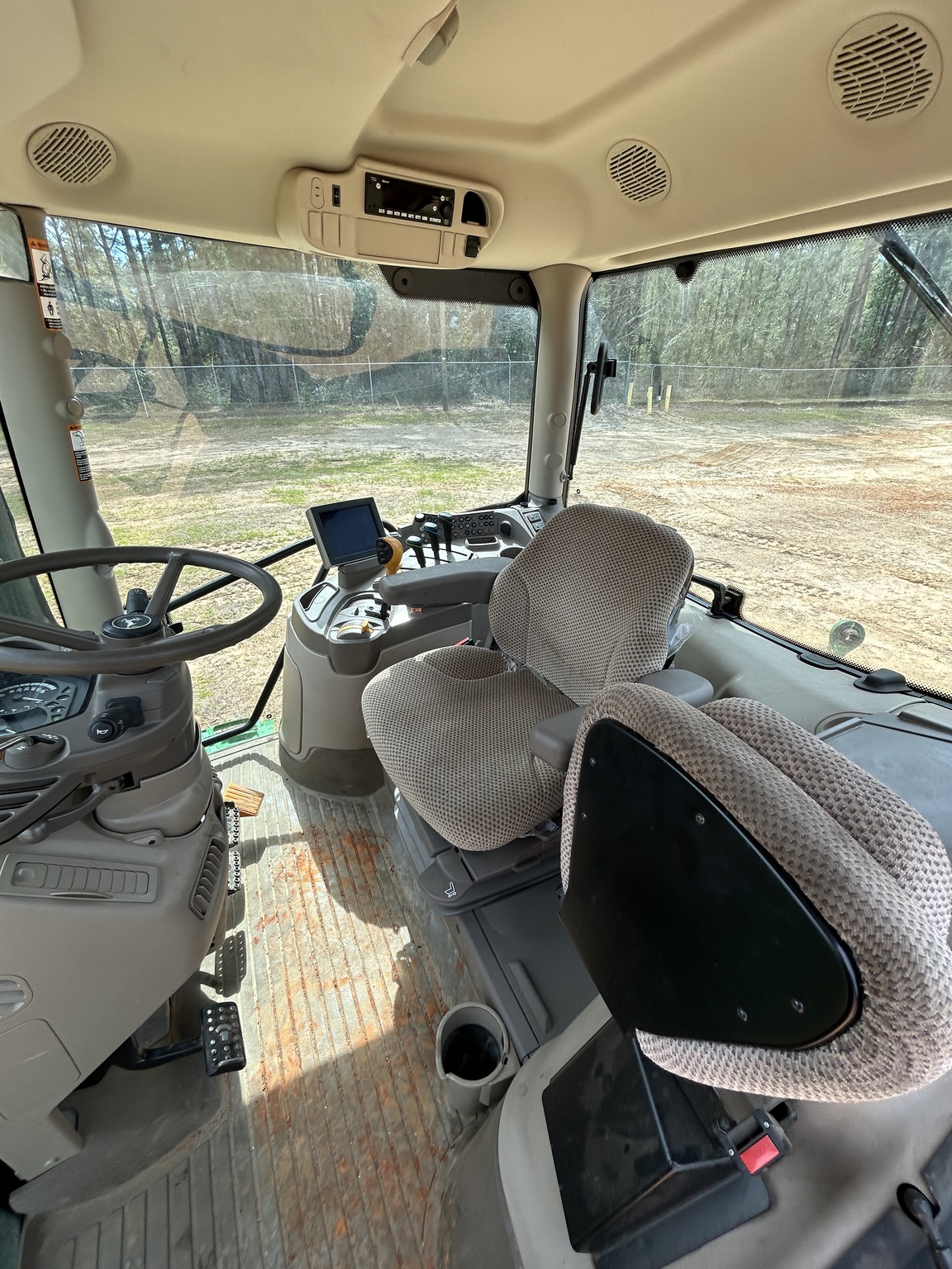 2022 John Deere 6145R Image 6