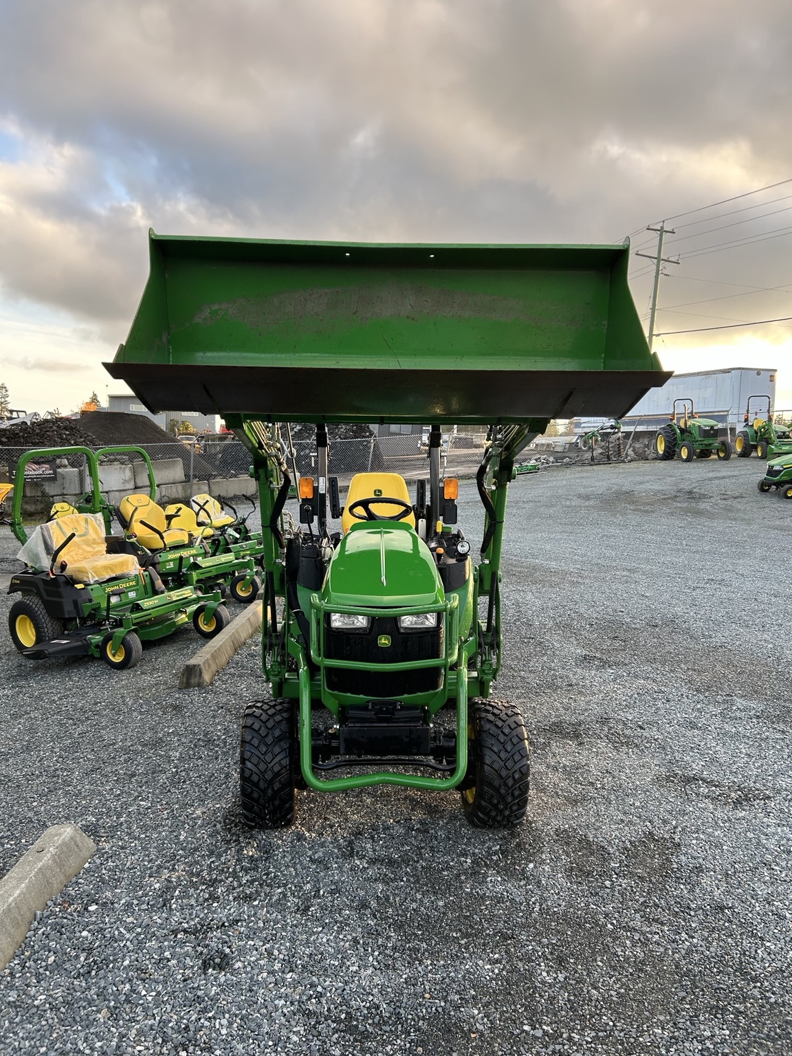 2021 John Deere 2025R Image 3