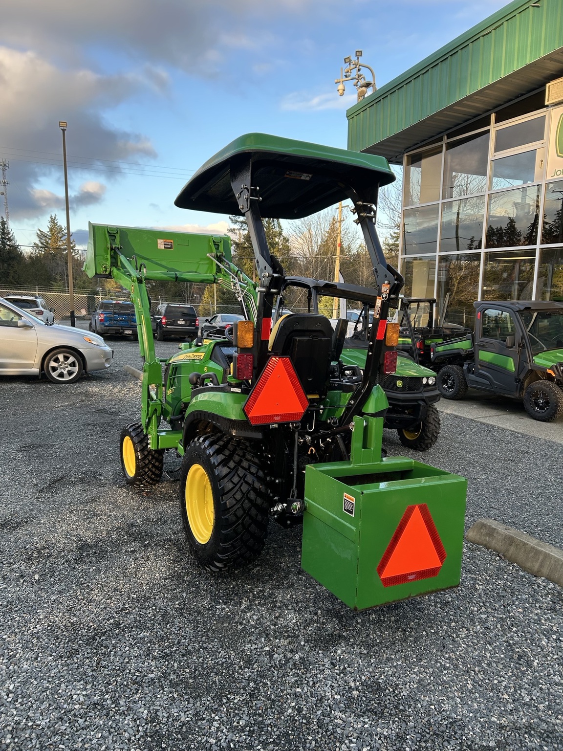 2021 John Deere 2025R Image 5