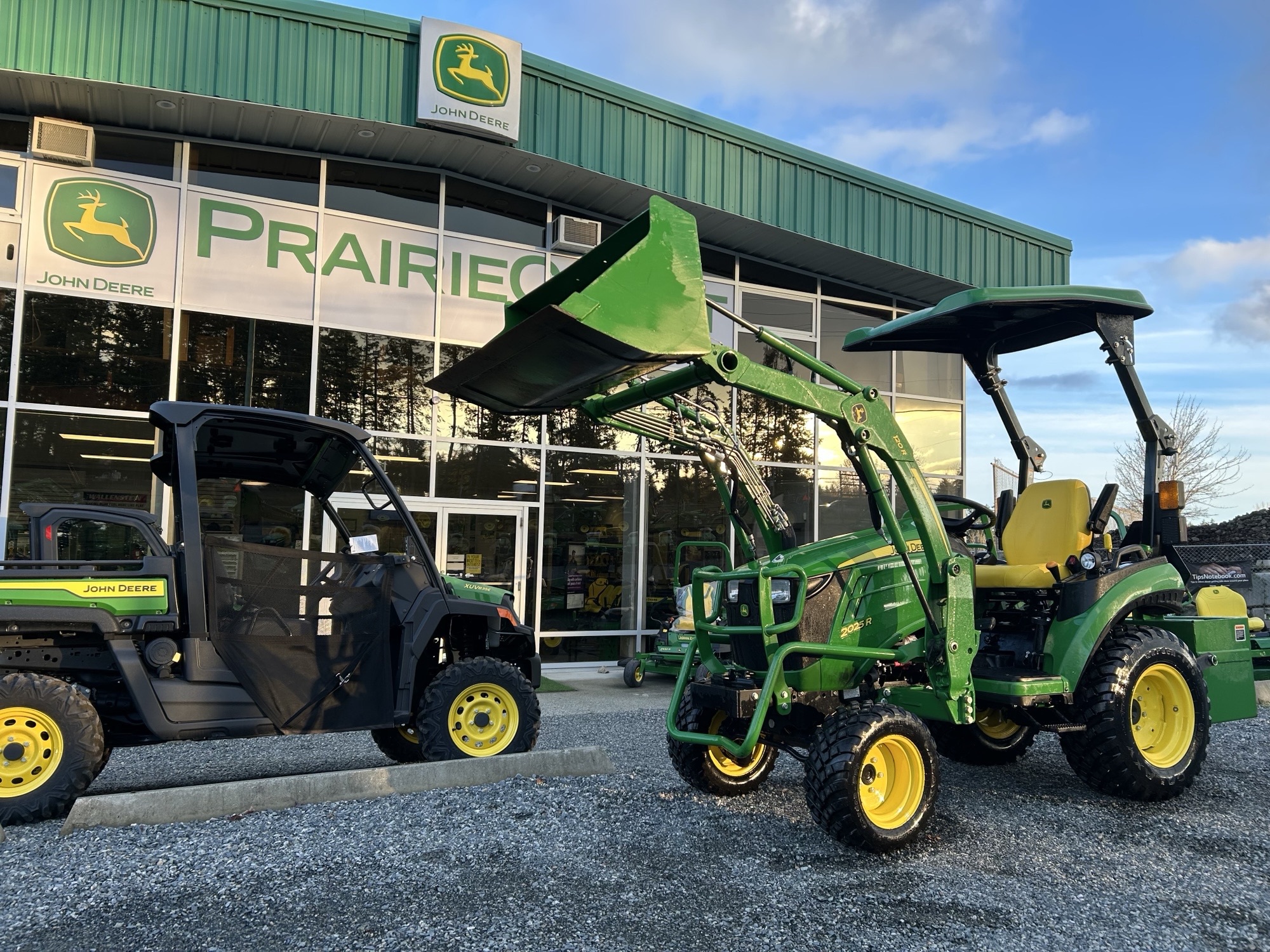 2021 John Deere 2025R Image 2