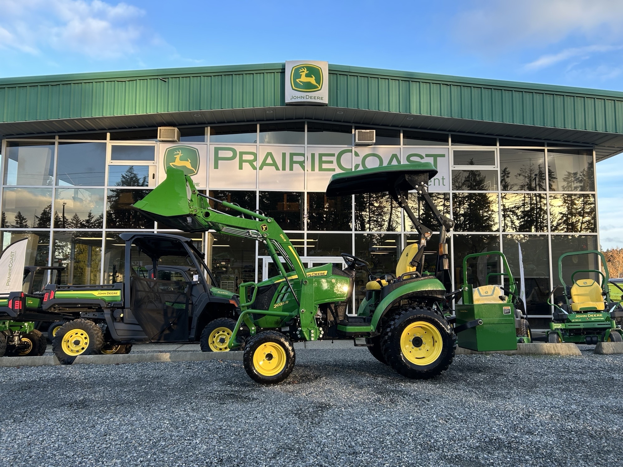 2021 John Deere 2025R Image 1