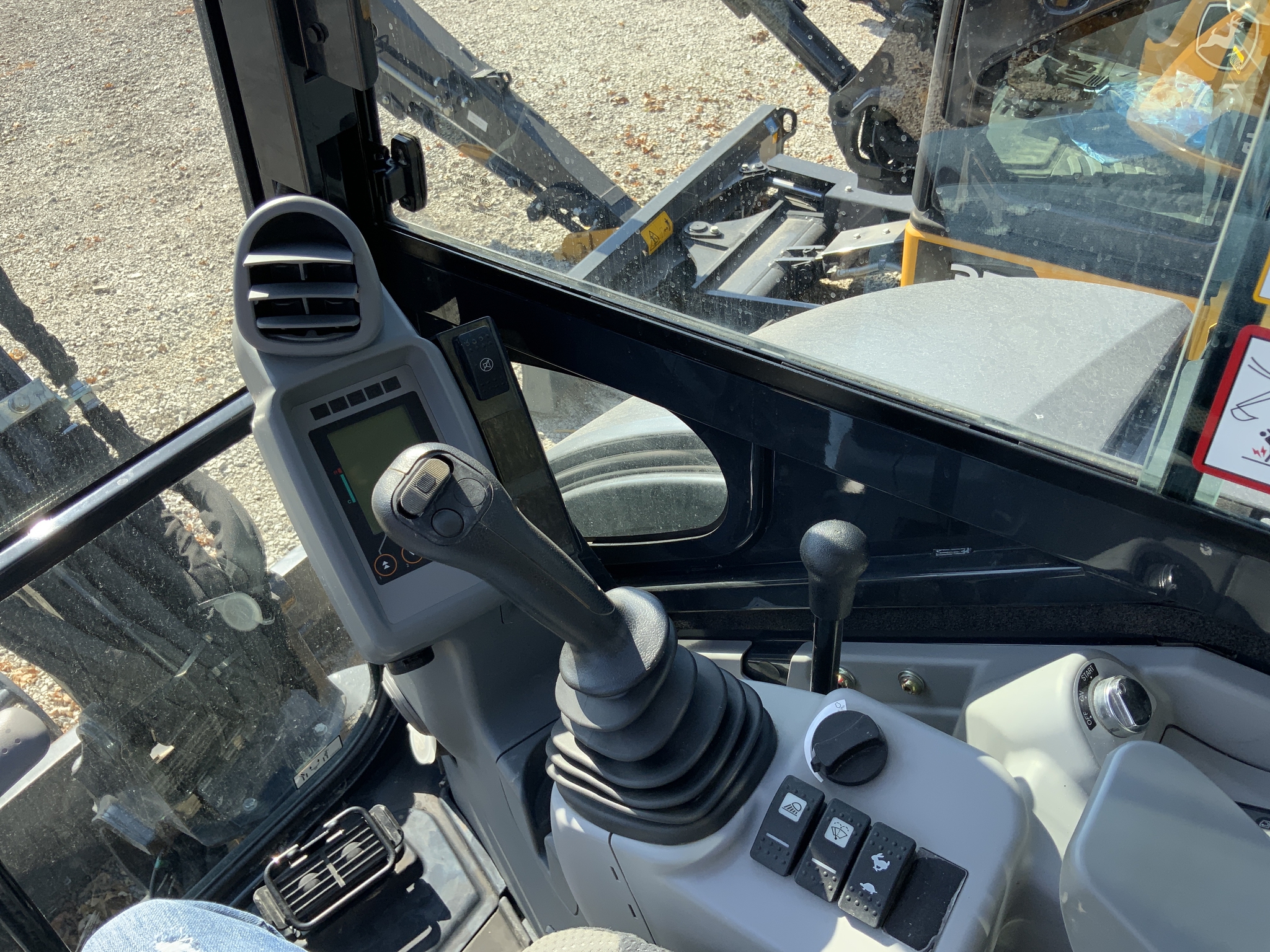 2022 John Deere 35G Image 13