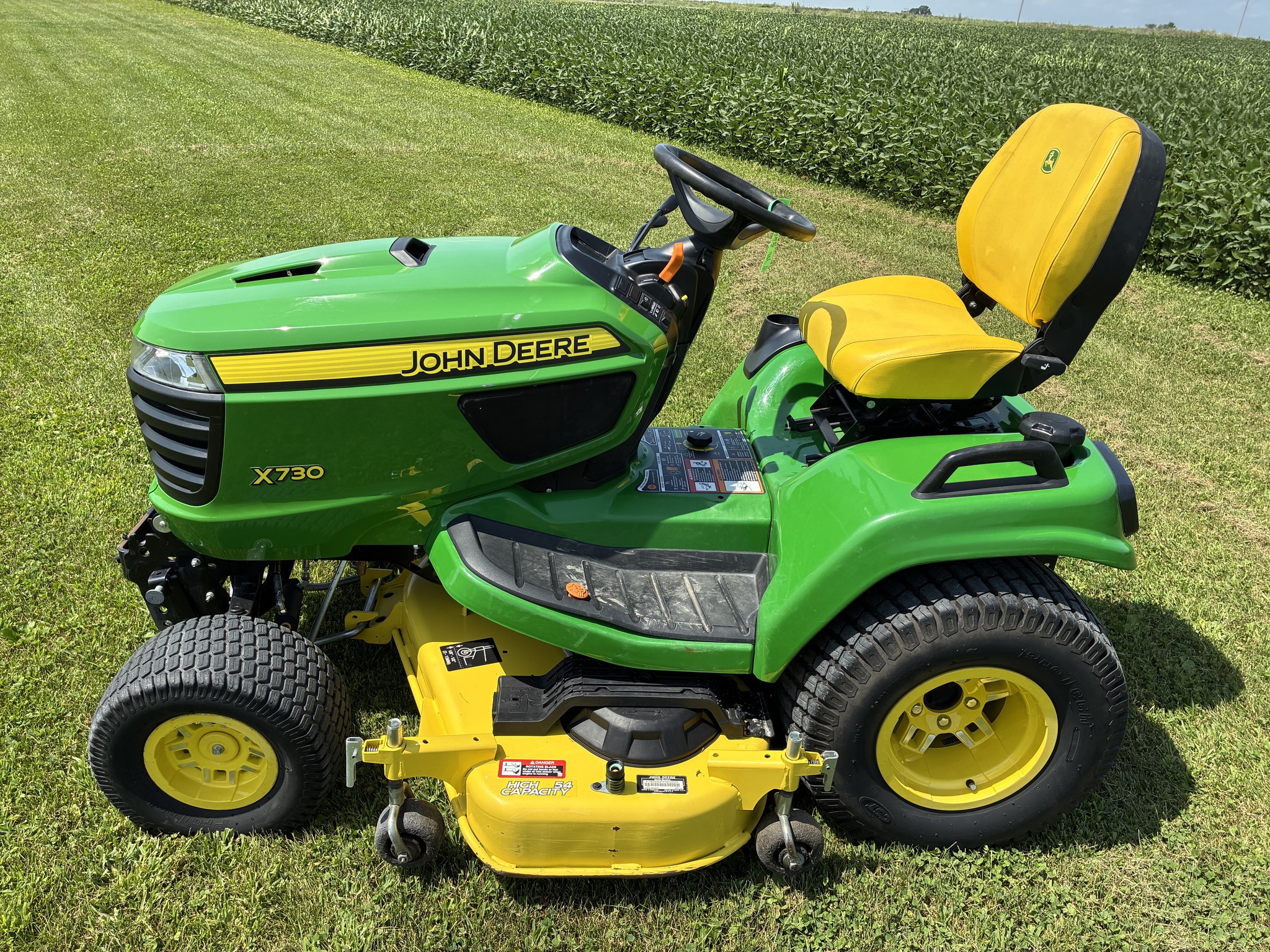 2019 John Deere X730 Image 2