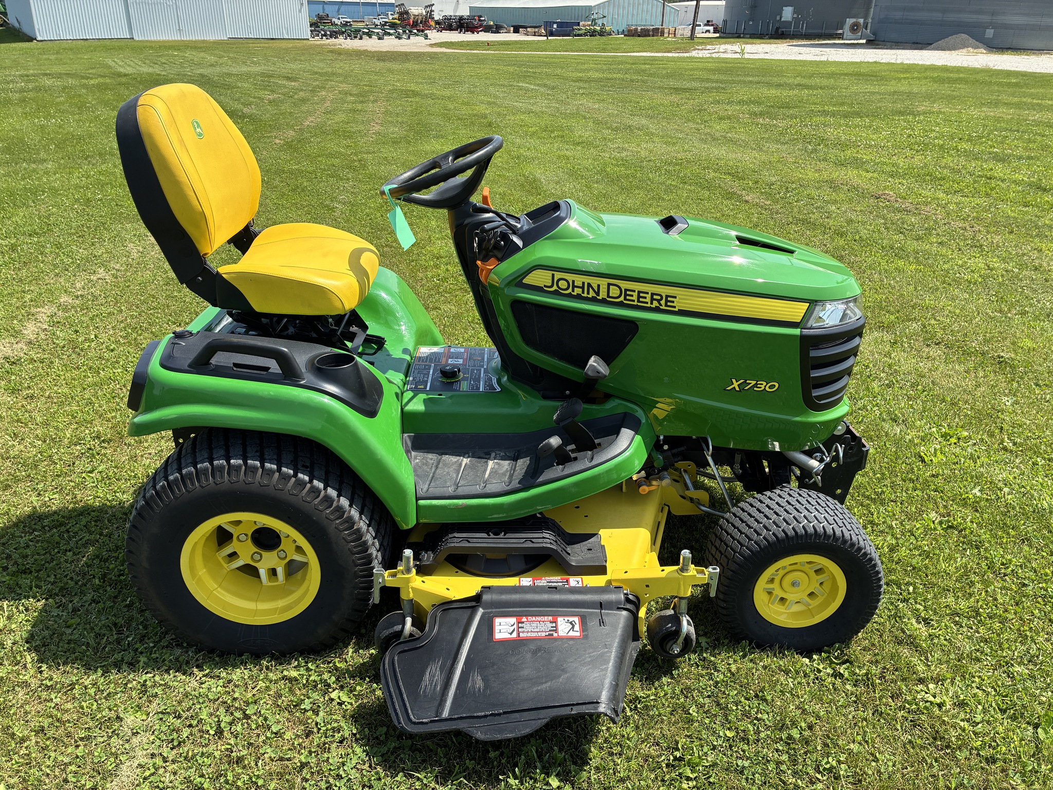 2019 John Deere X730 Image 6
