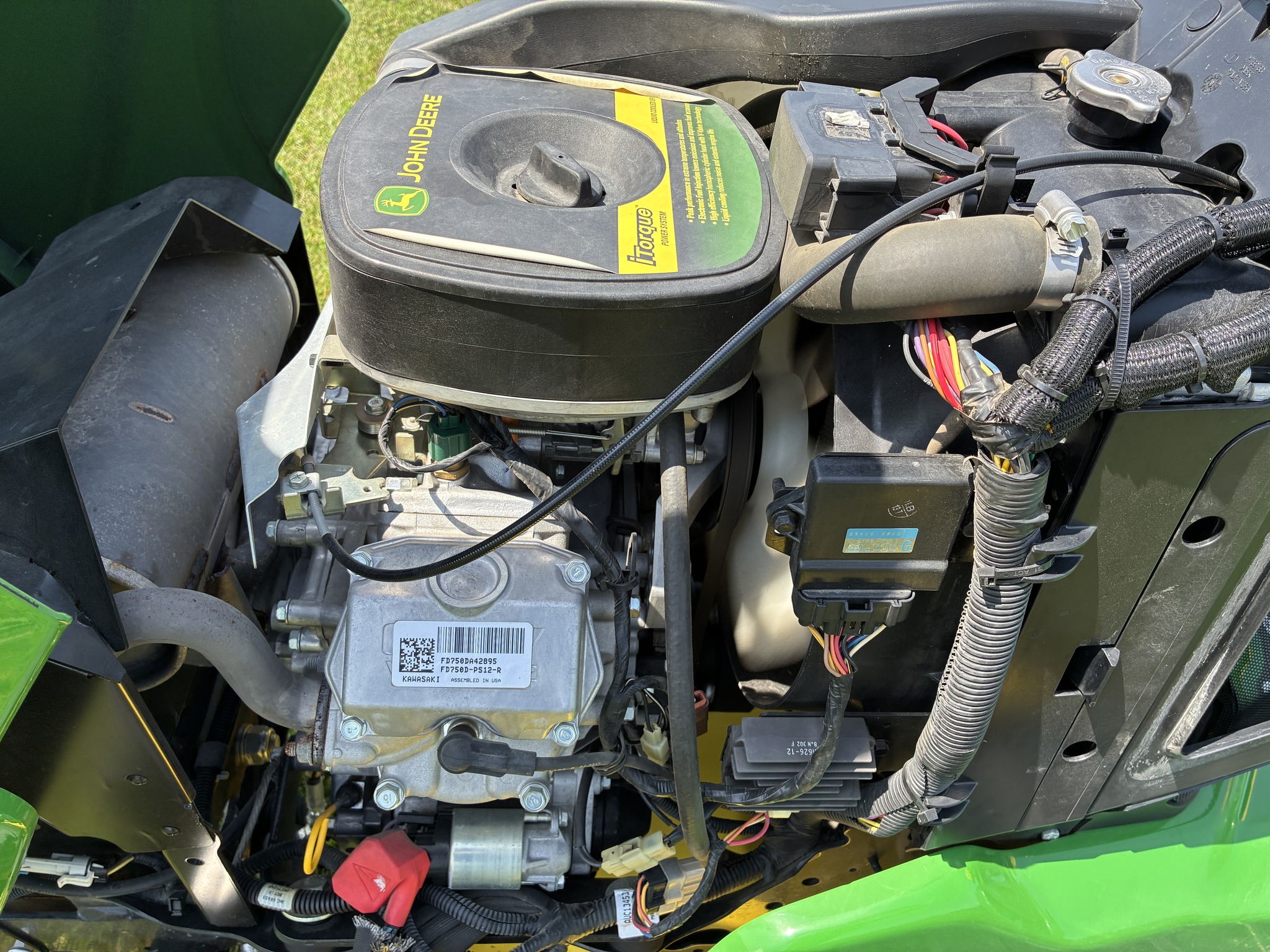 2019 John Deere X730 Image 12