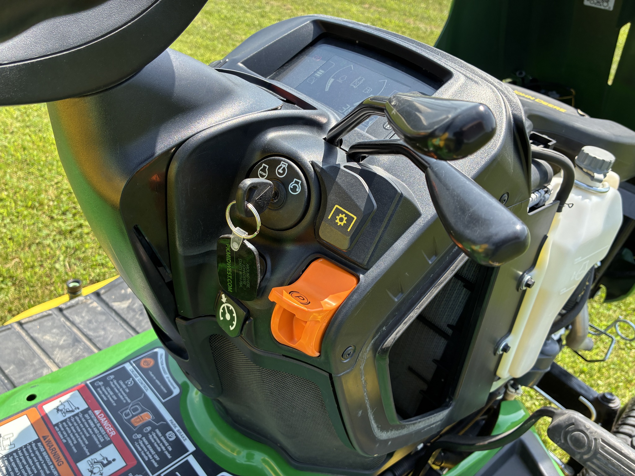 2019 John Deere X730 Image 15