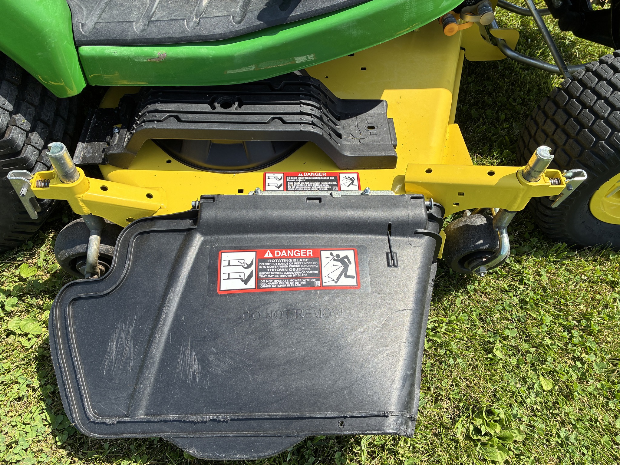 2019 John Deere X730 Image 18