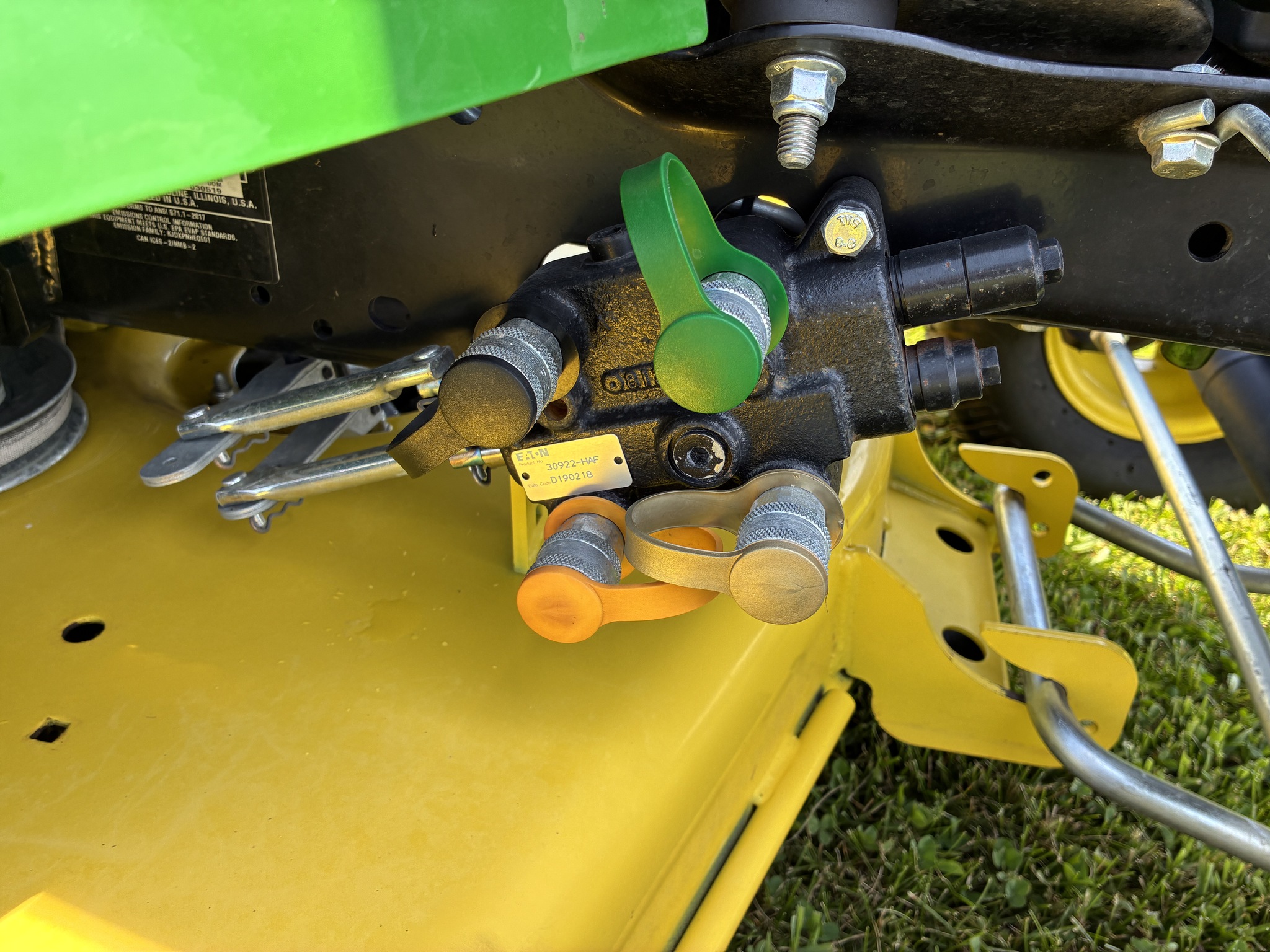 2019 John Deere X730 Image 13