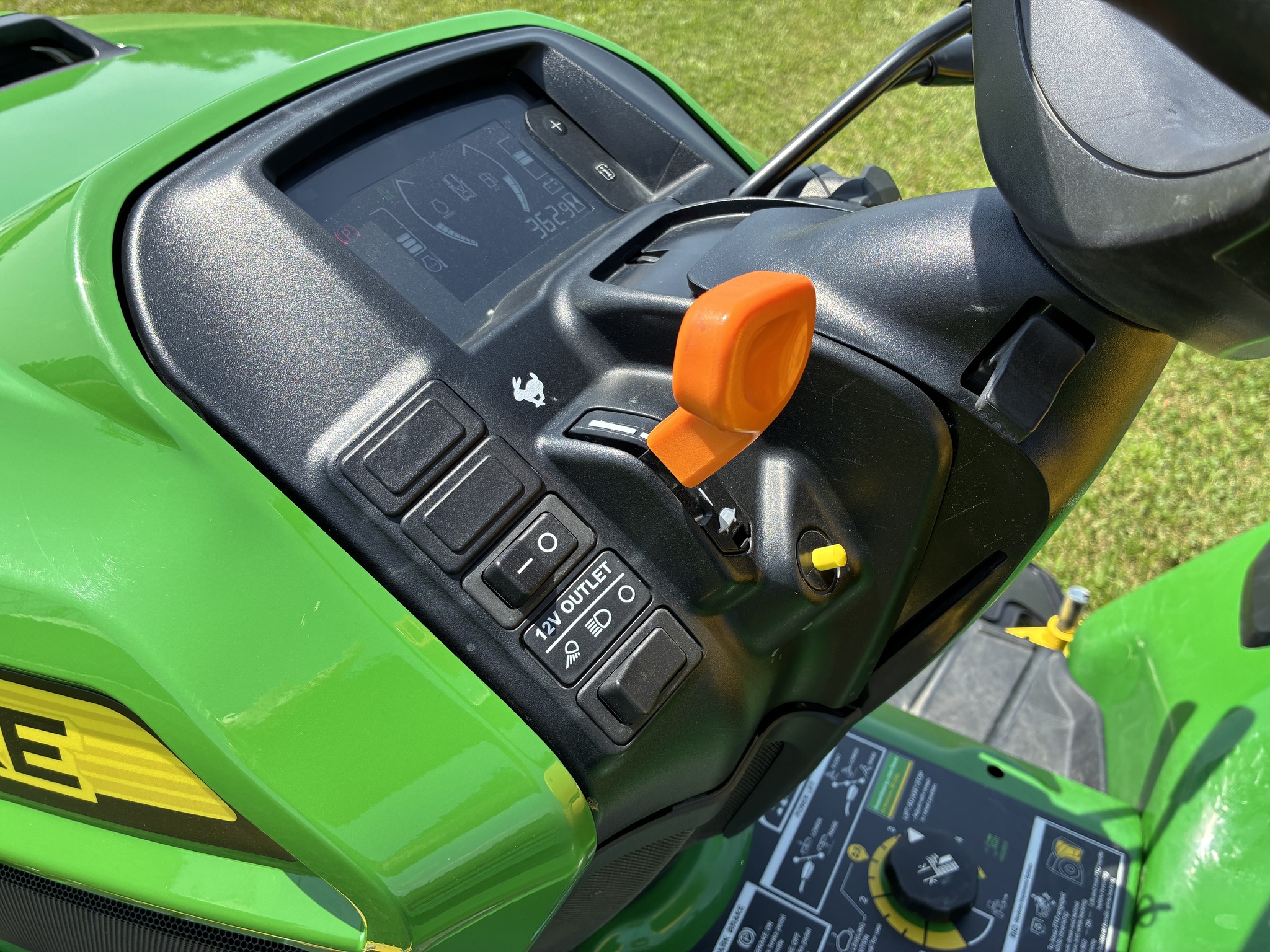 2019 John Deere X730 Image 16