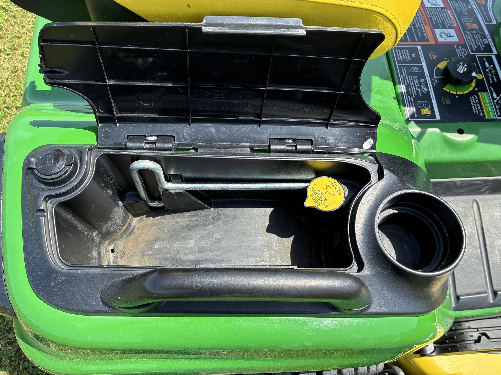 2019 John Deere X730 Image 14