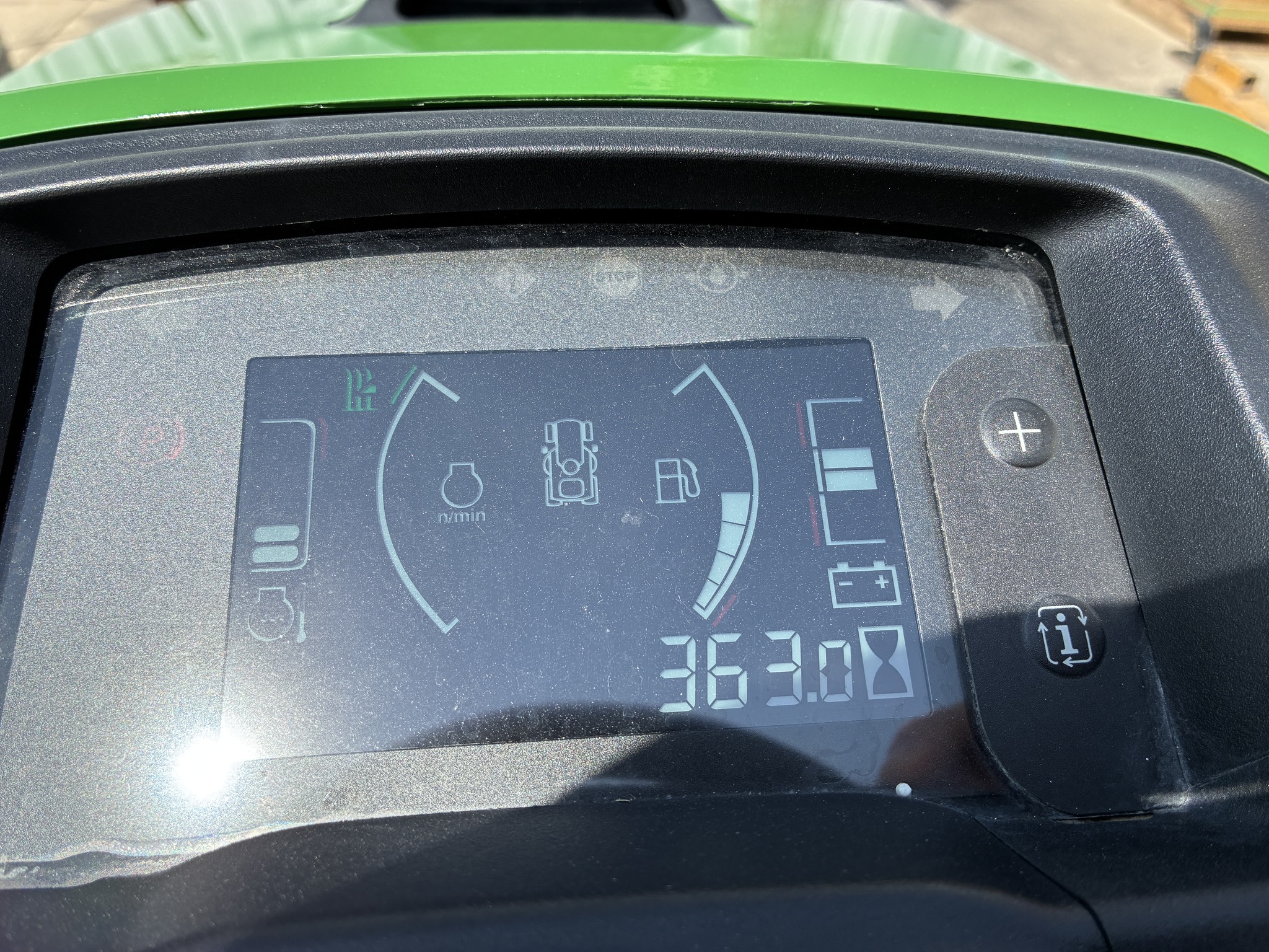 2019 John Deere X730 Image 25