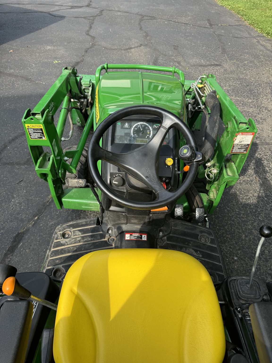 2017 John Deere 1025R Image 9