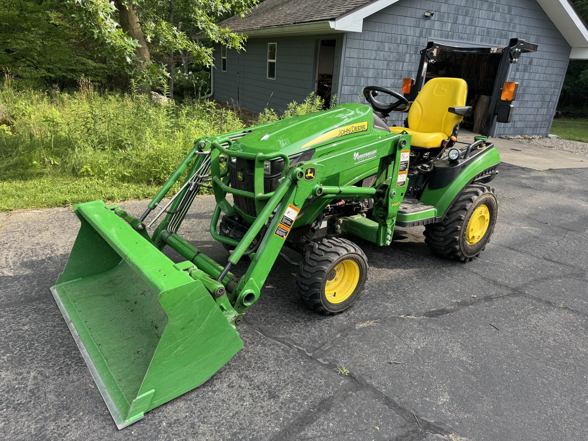 2017 John Deere 1025R Image 1