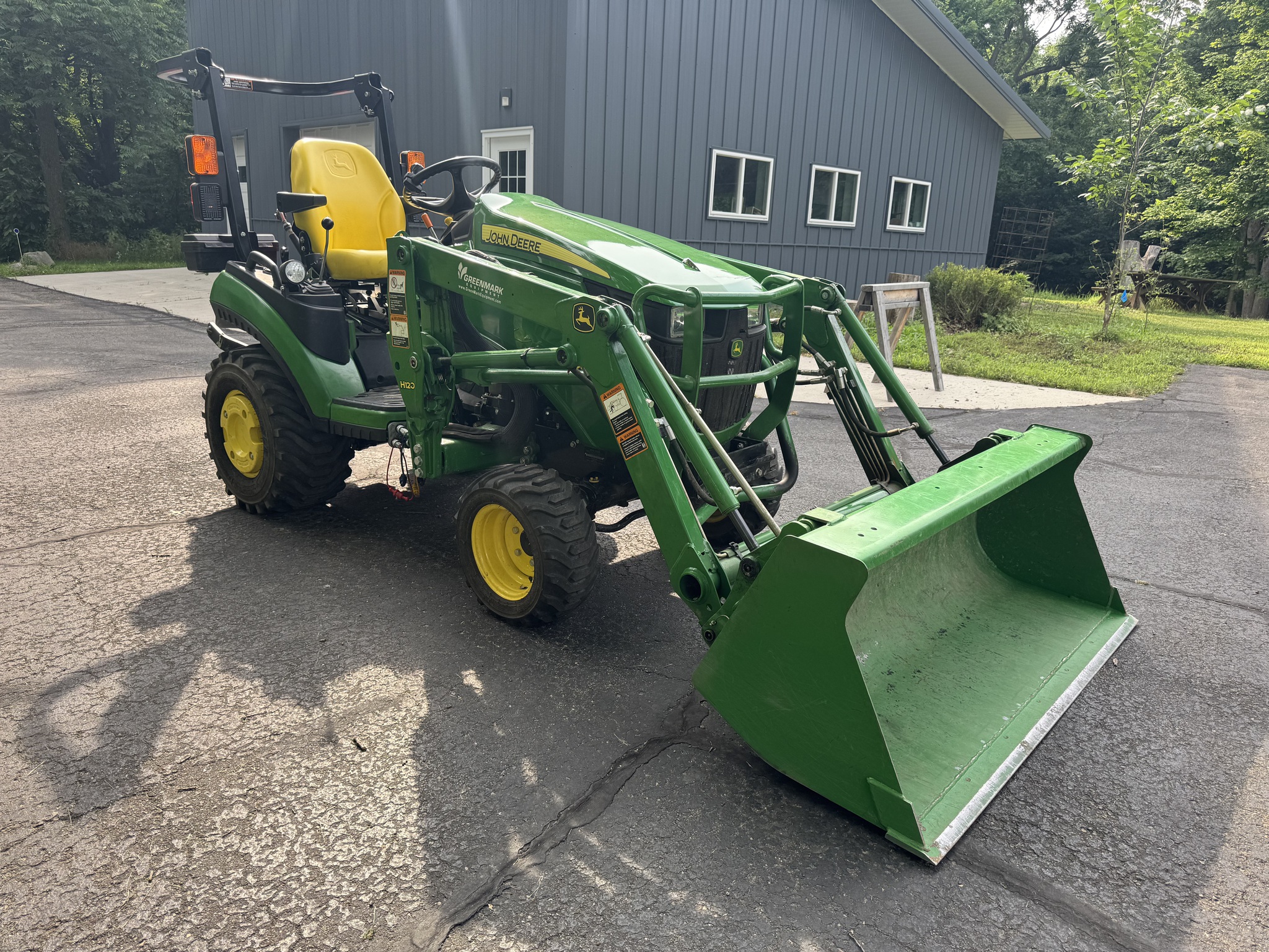 2017 John Deere 1025R Image 3