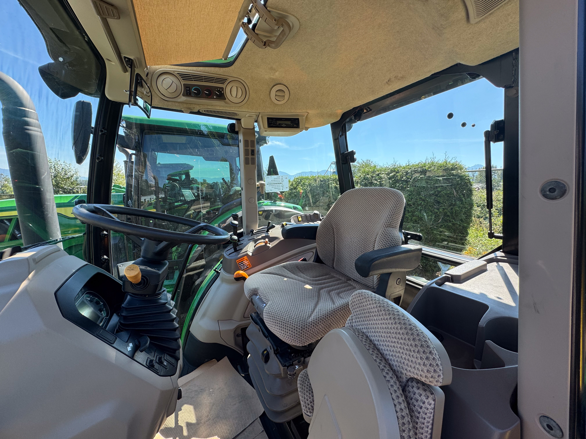 2022 John Deere 6120E Image 4