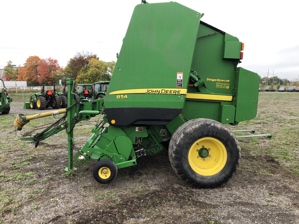 2016 John Deere 854 Silage Special Image 3