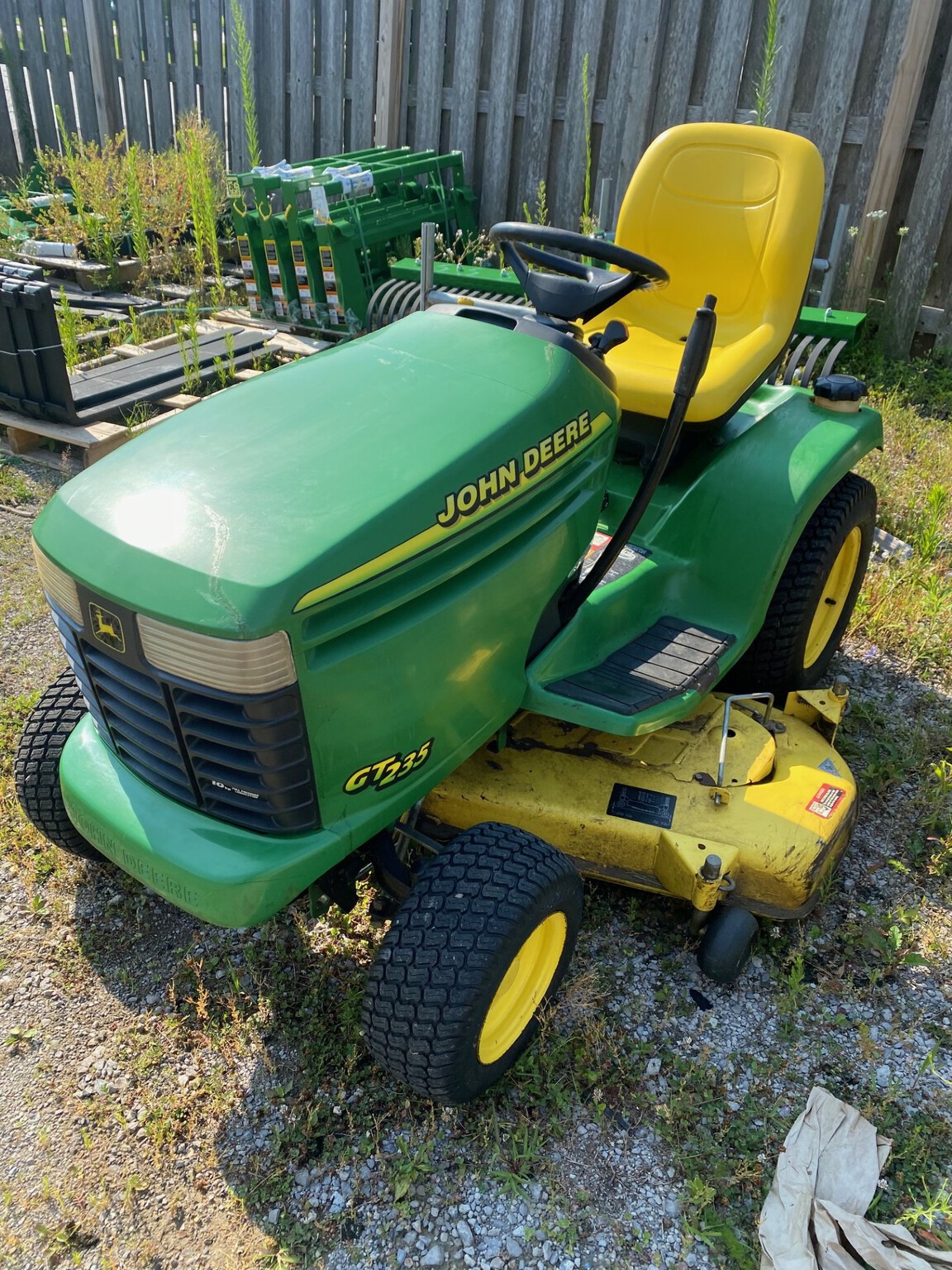 2000 John Deere GT235 Image 1