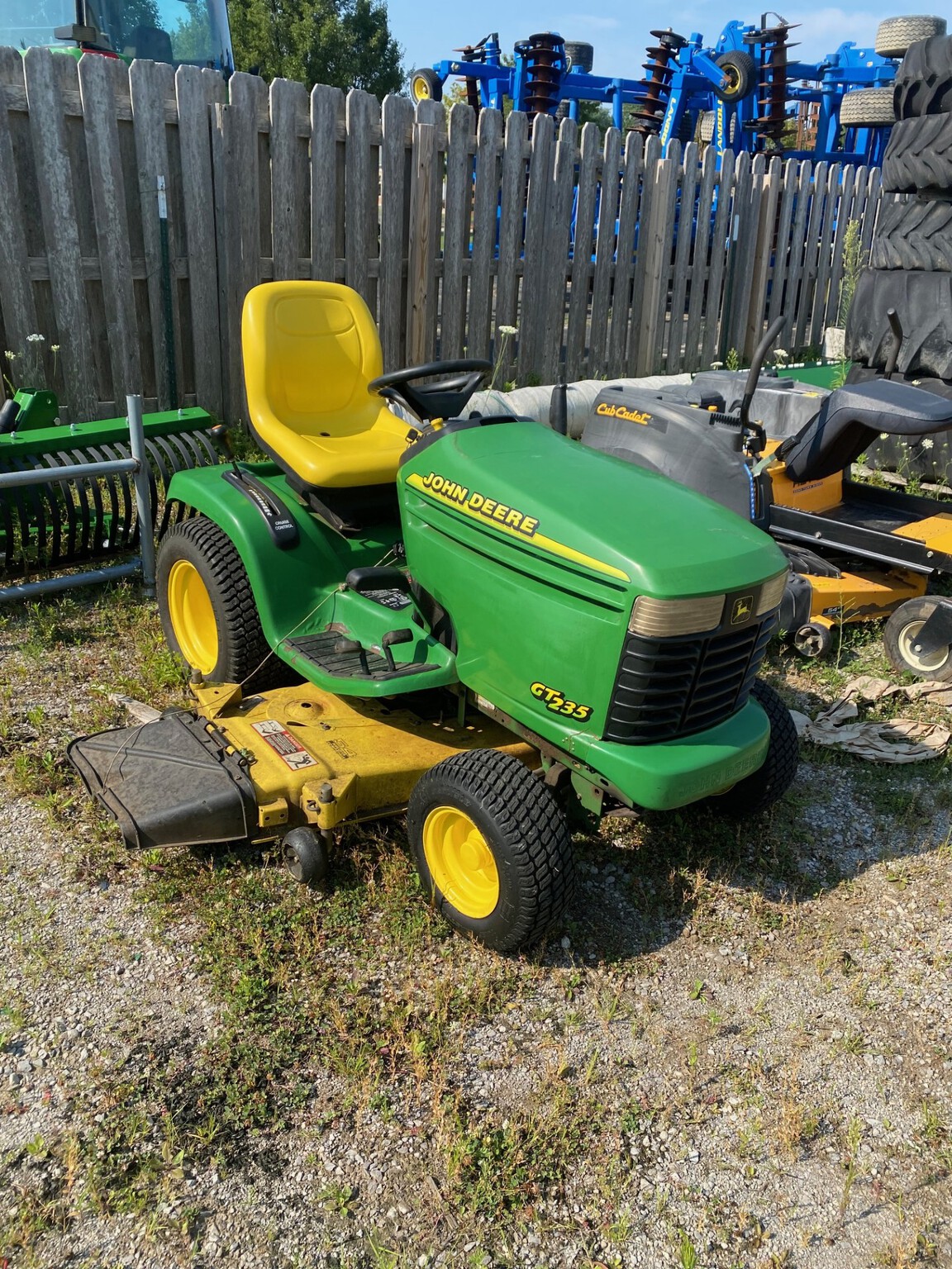 2000 John Deere GT235 Image 8
