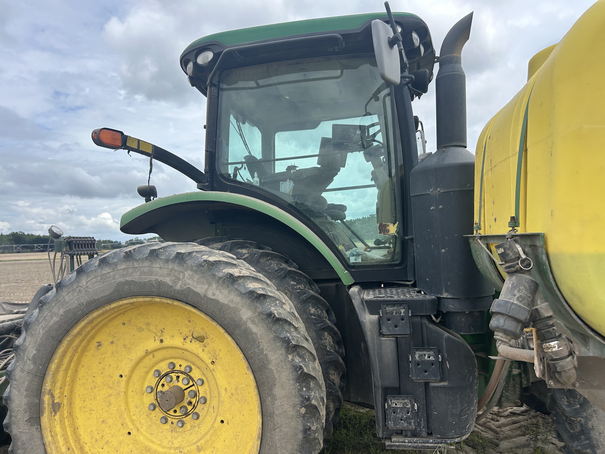 2014 John Deere 7210R Image 3