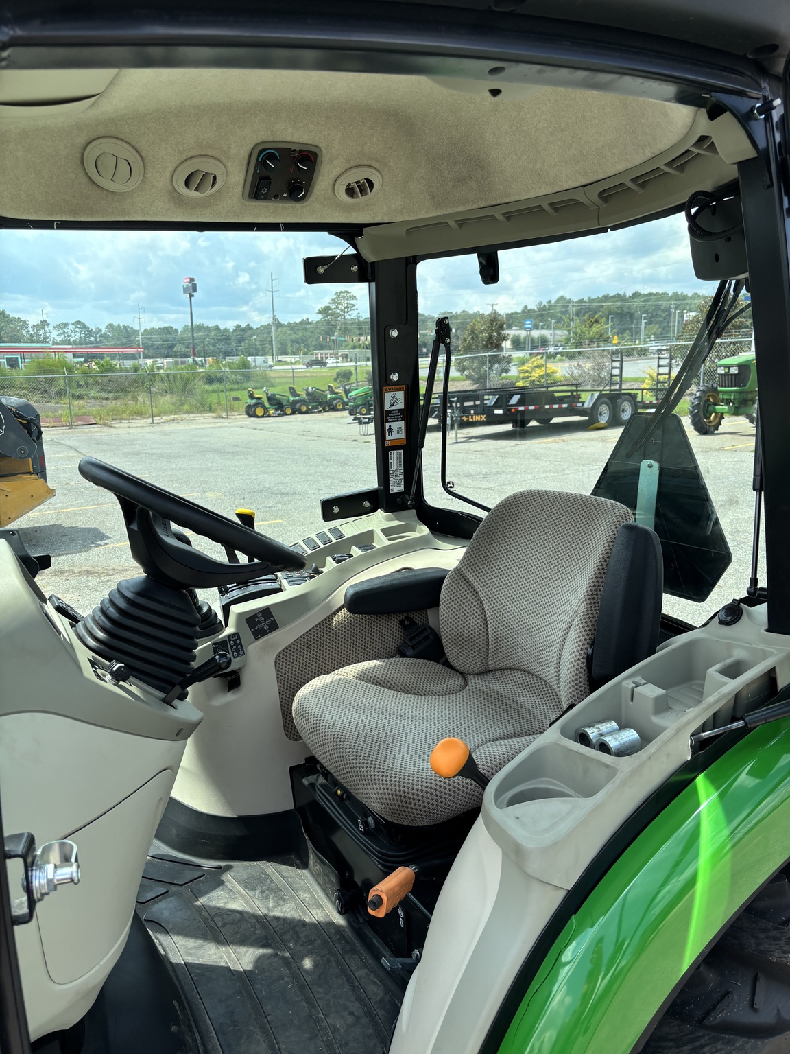 2020 John Deere 3039R Image 8
