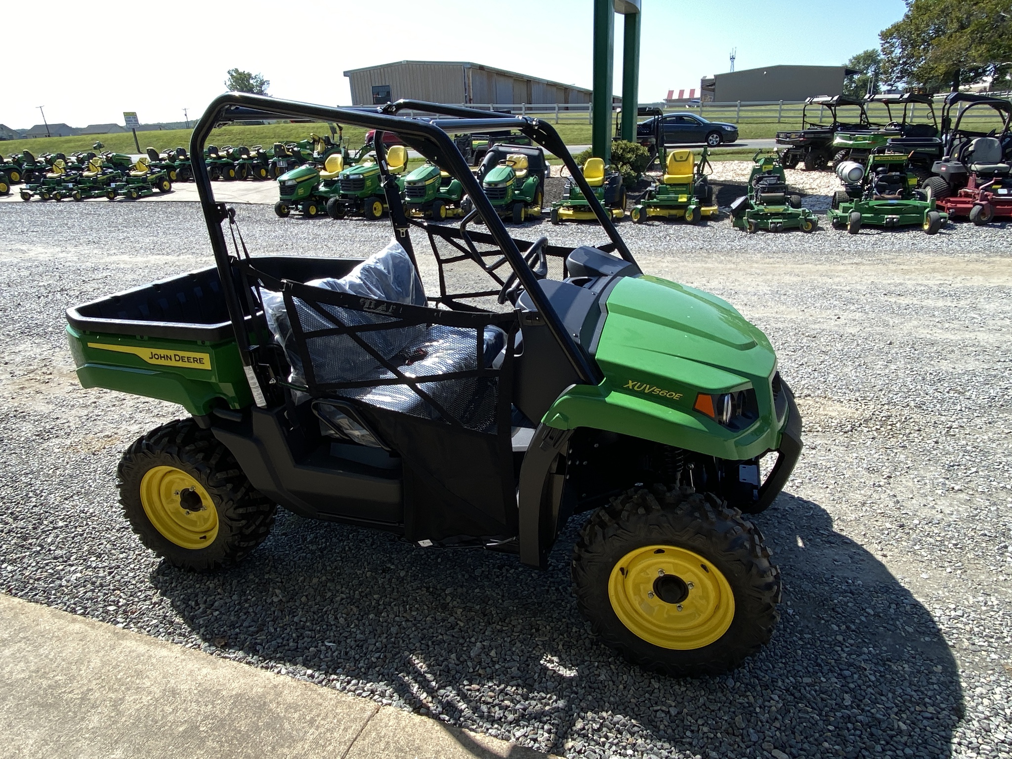 2025 John Deere XUV560E Image 3