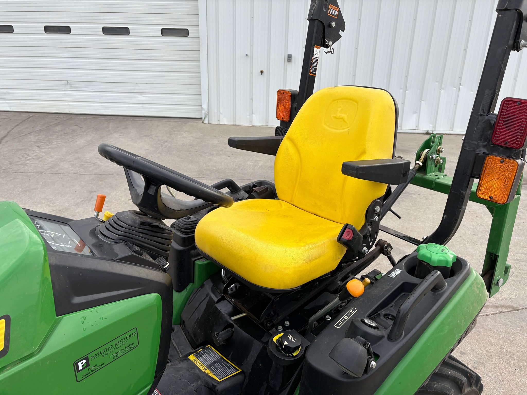 2015 John Deere 1025R Image 12