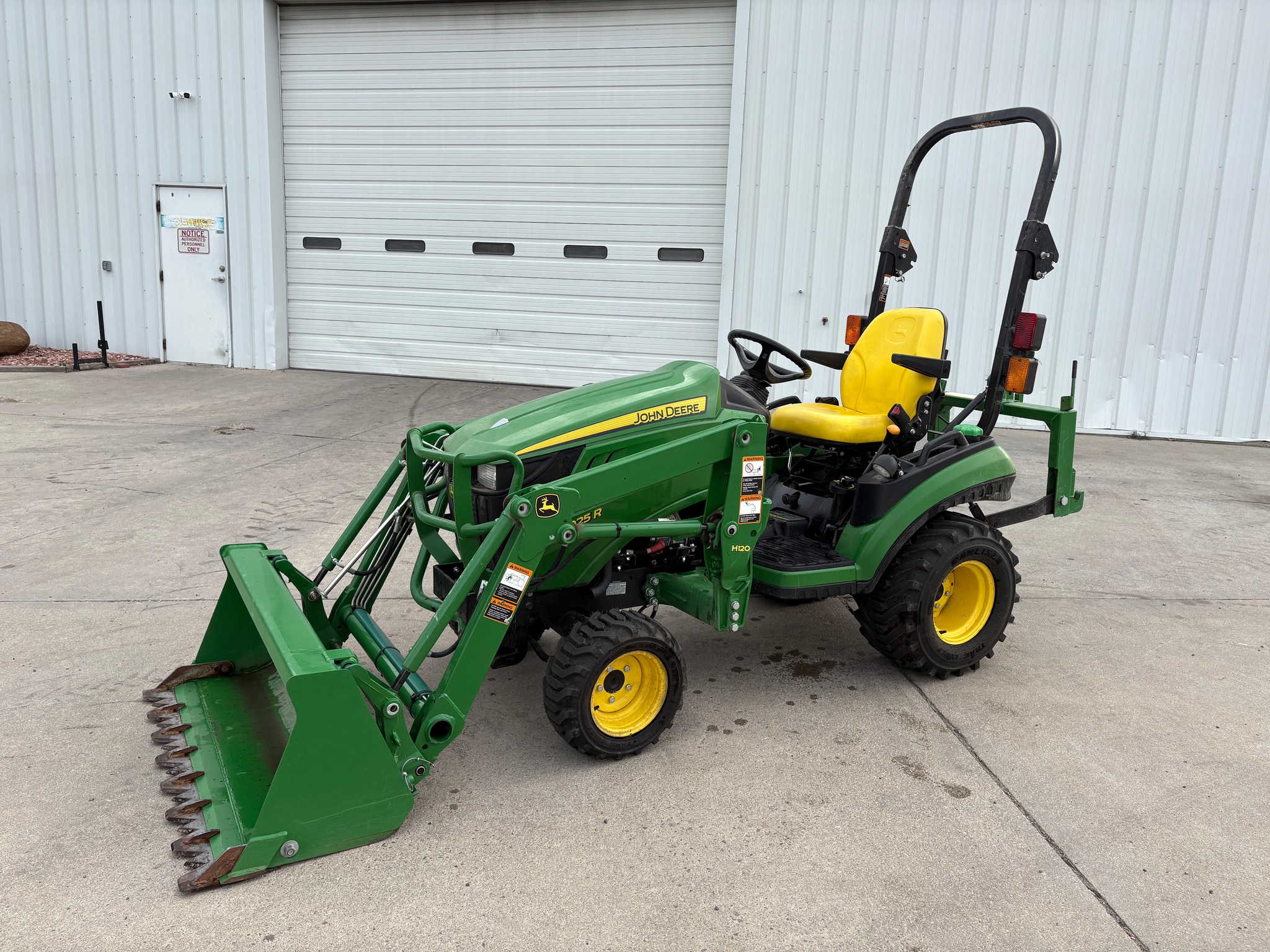 2015 John Deere 1025R Image 1