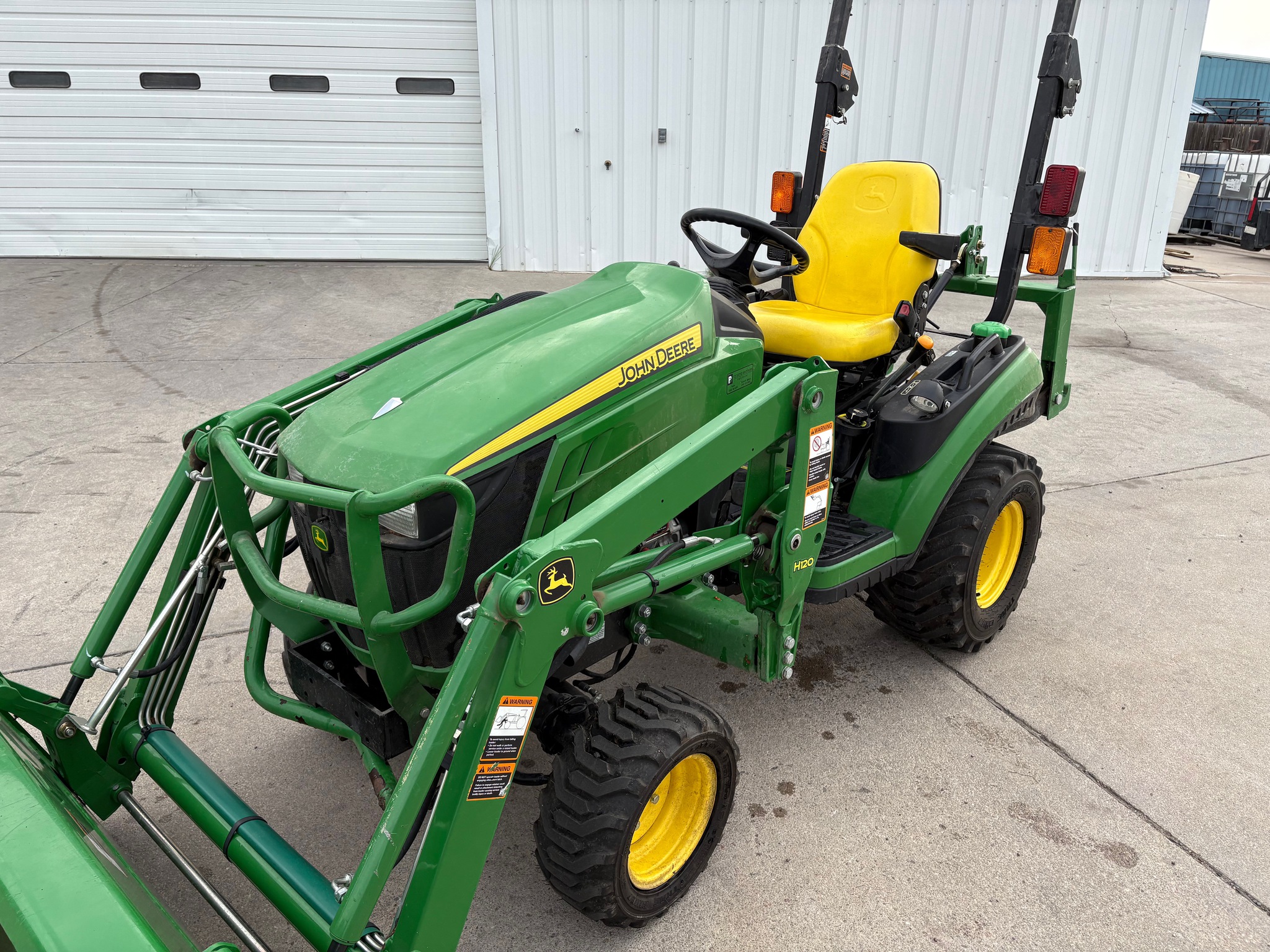 2015 John Deere 1025R Image 17