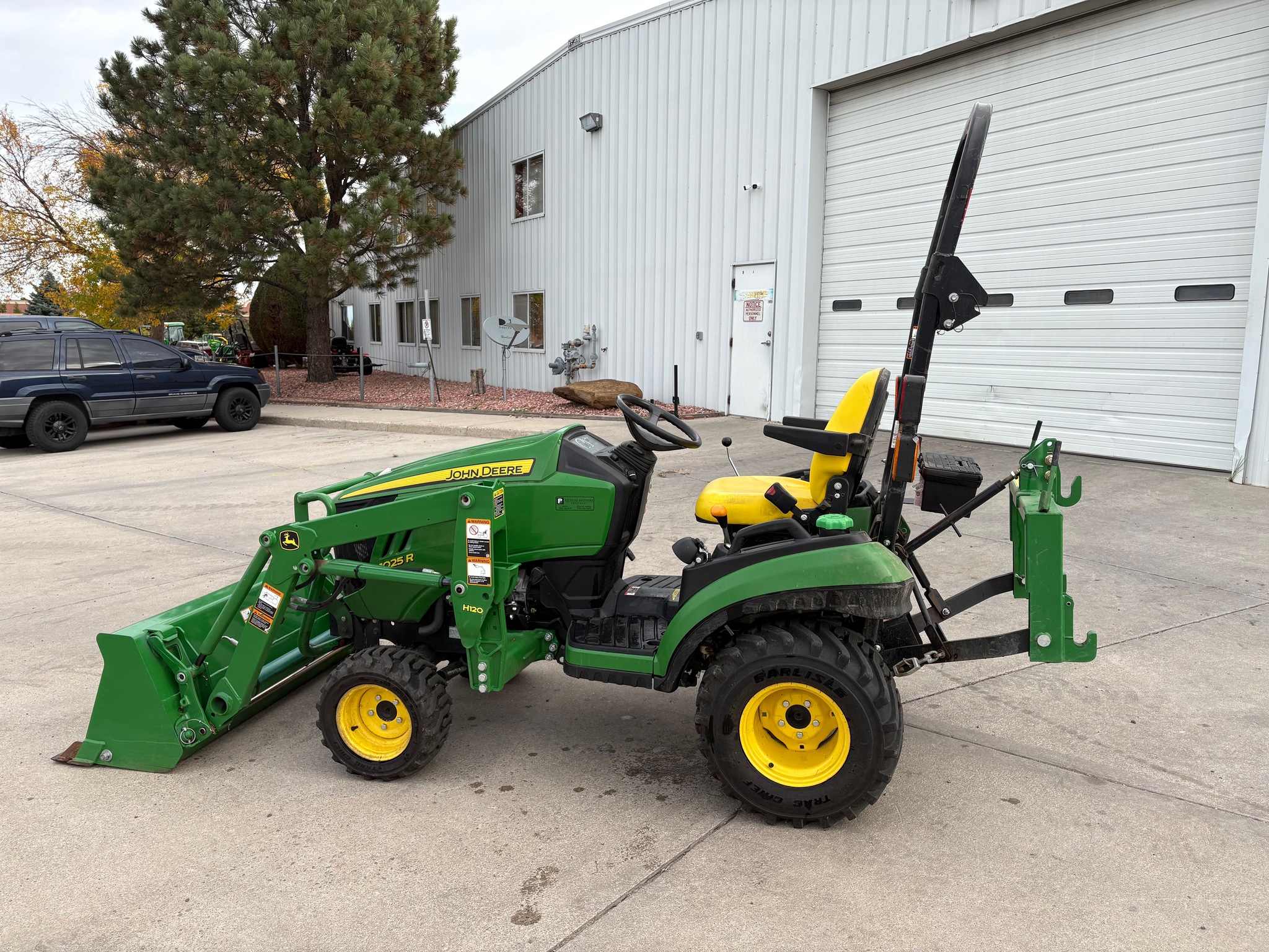 2015 John Deere 1025R Image 2