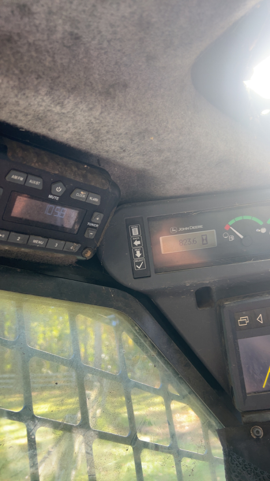 2021 John Deere 325G Image 9