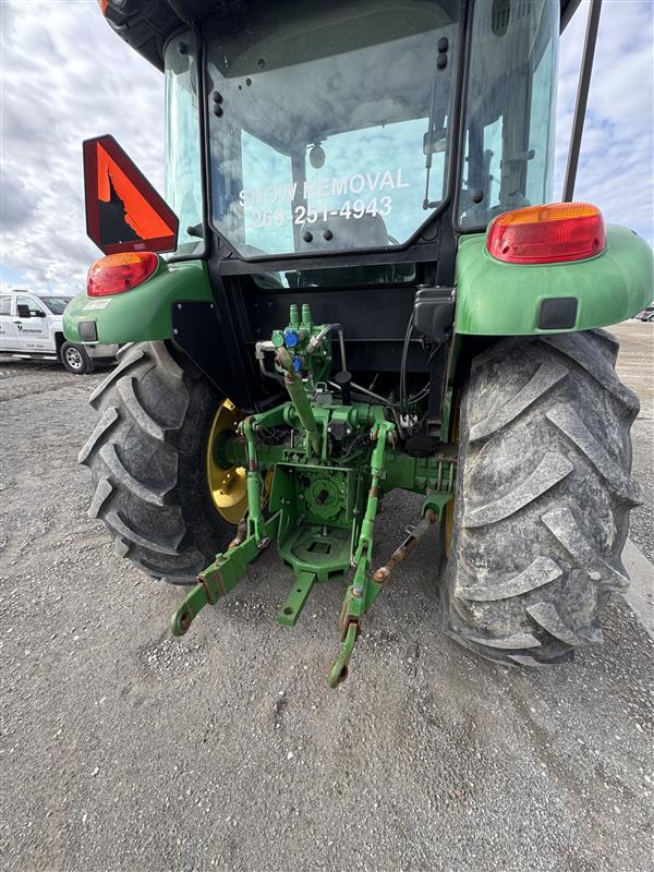 2015 John Deere 5100E Image 4