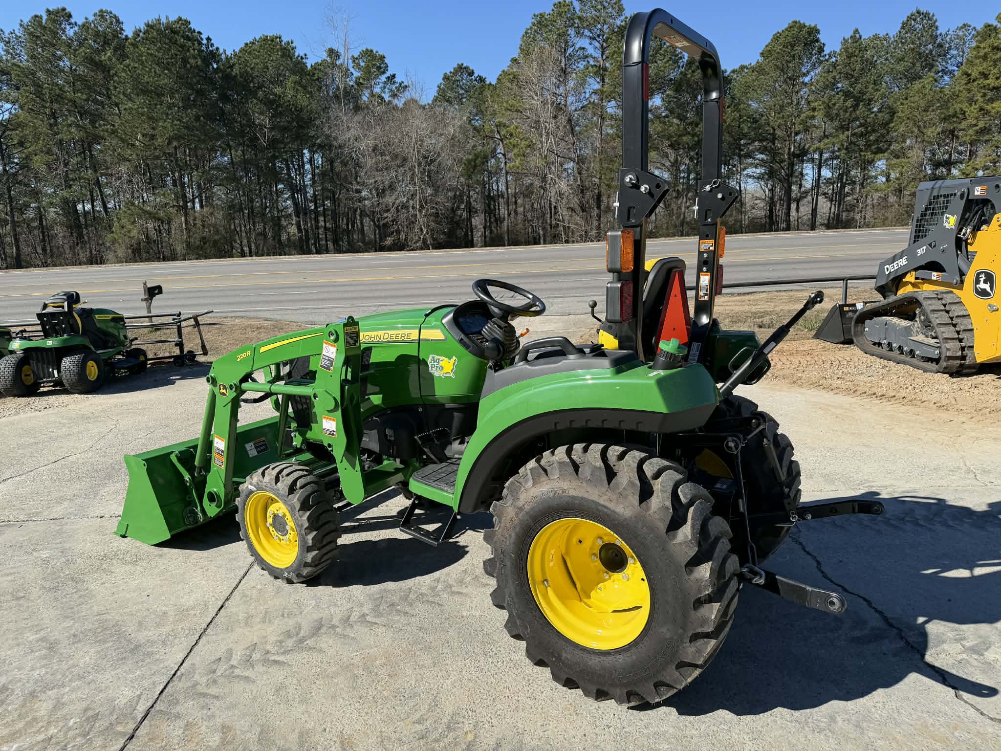 2025 John Deere 2032R Image 7